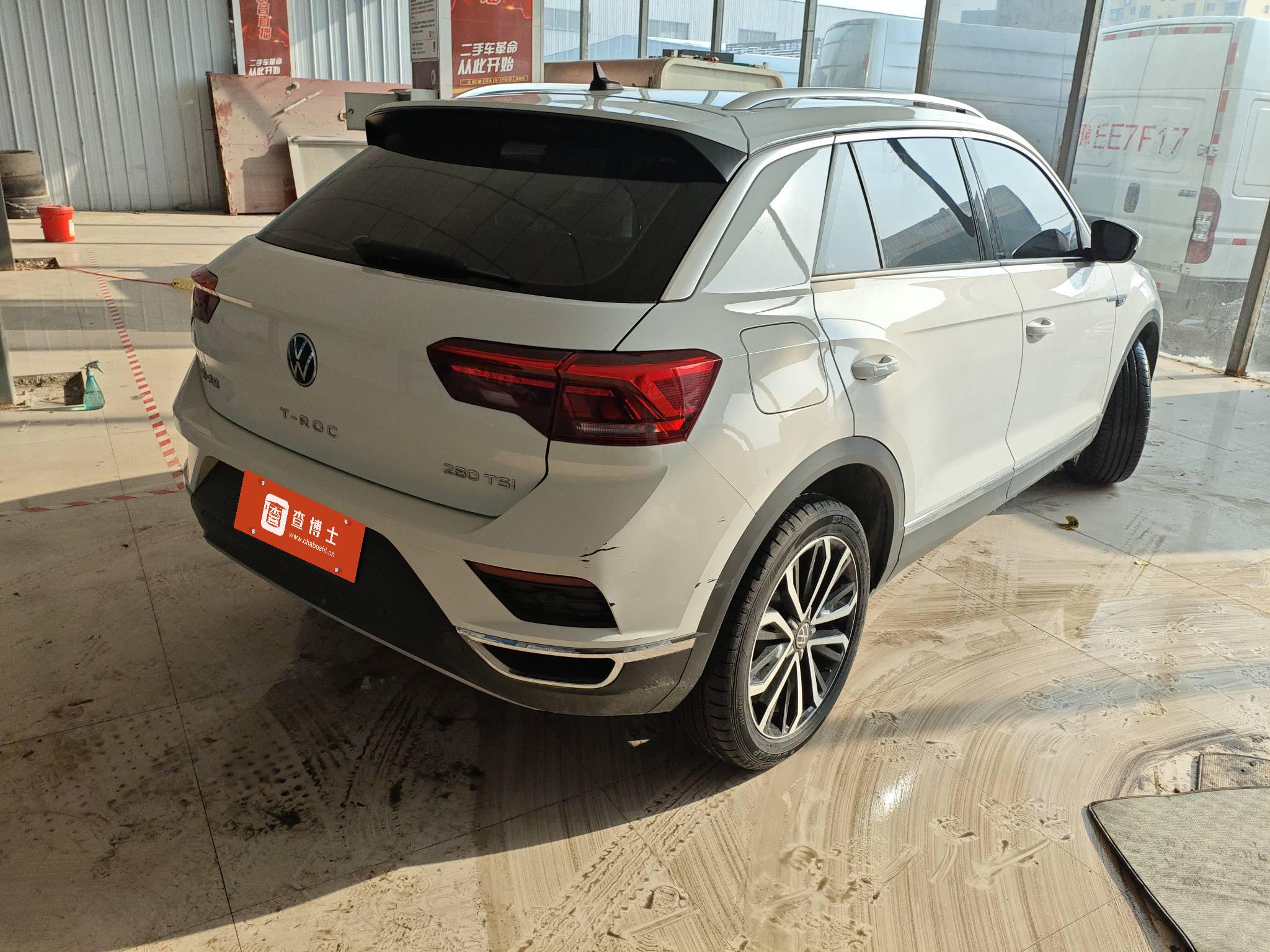 Volkswagen T-Roc 2023 car image #2