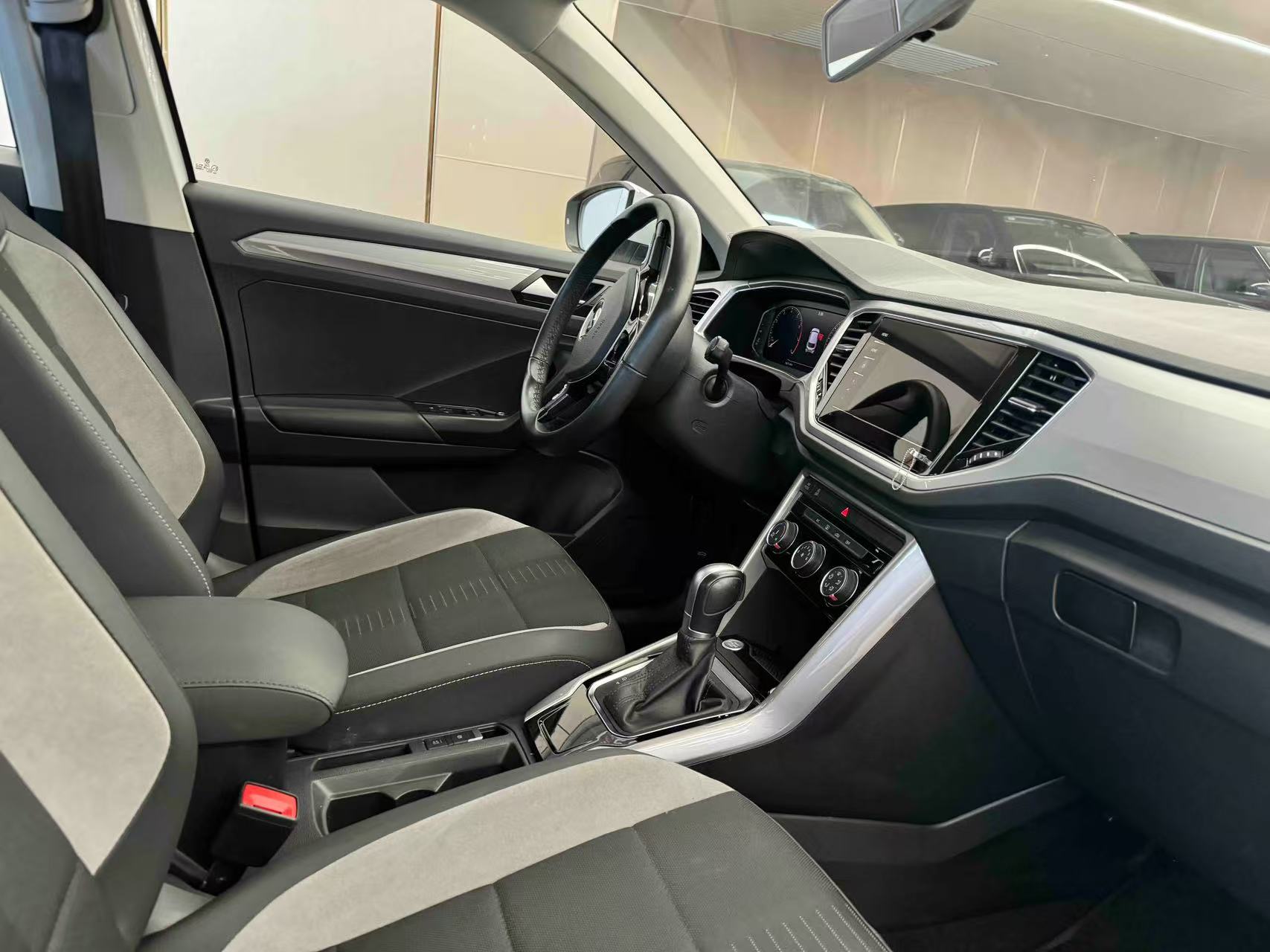 Volkswagen T-Roc 2023 car image #2