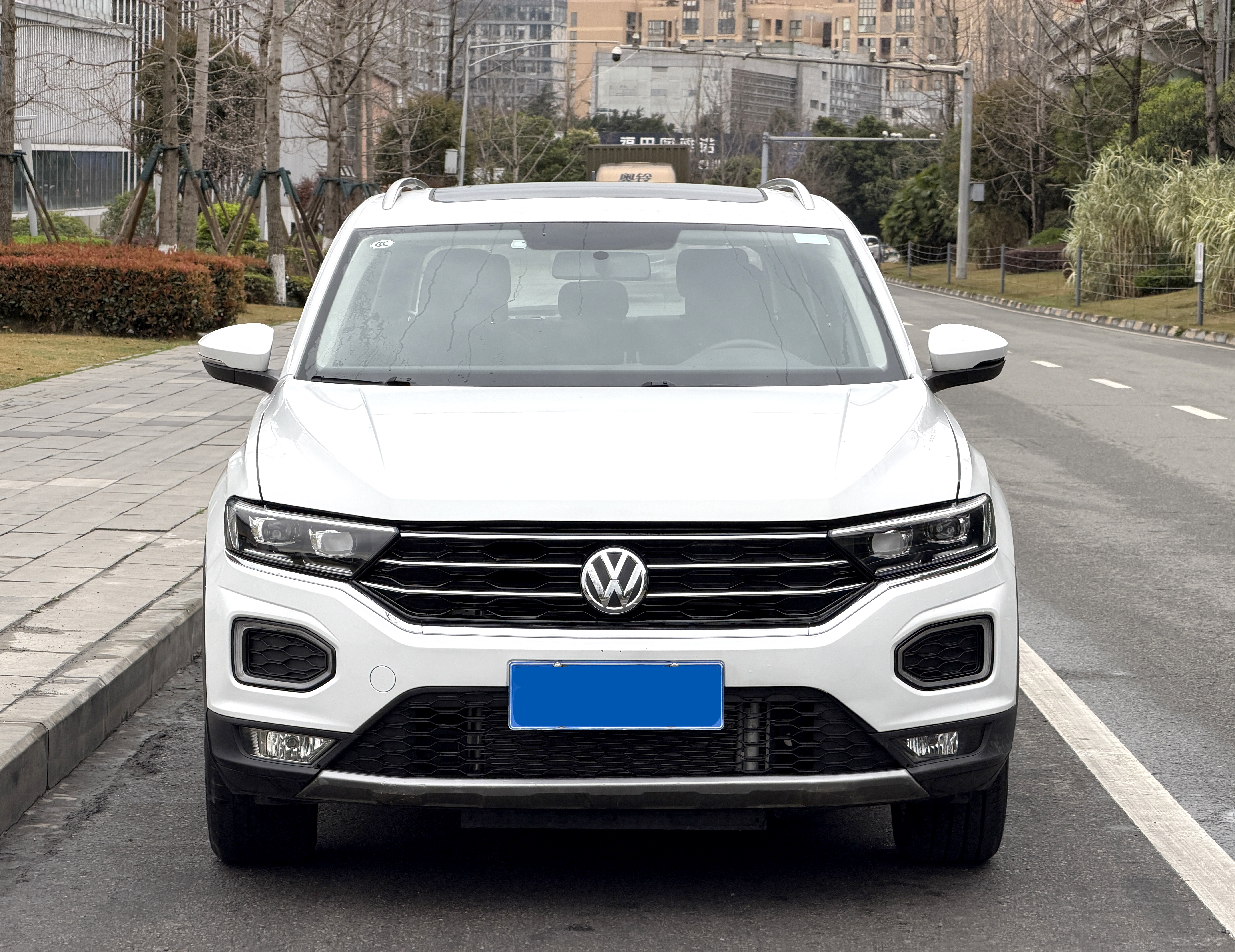 Volkswagen T-Roc 2023 car image #2