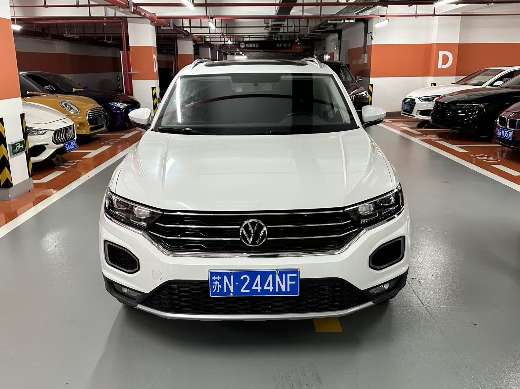 Volkswagen T-Roc 2022 car image #2