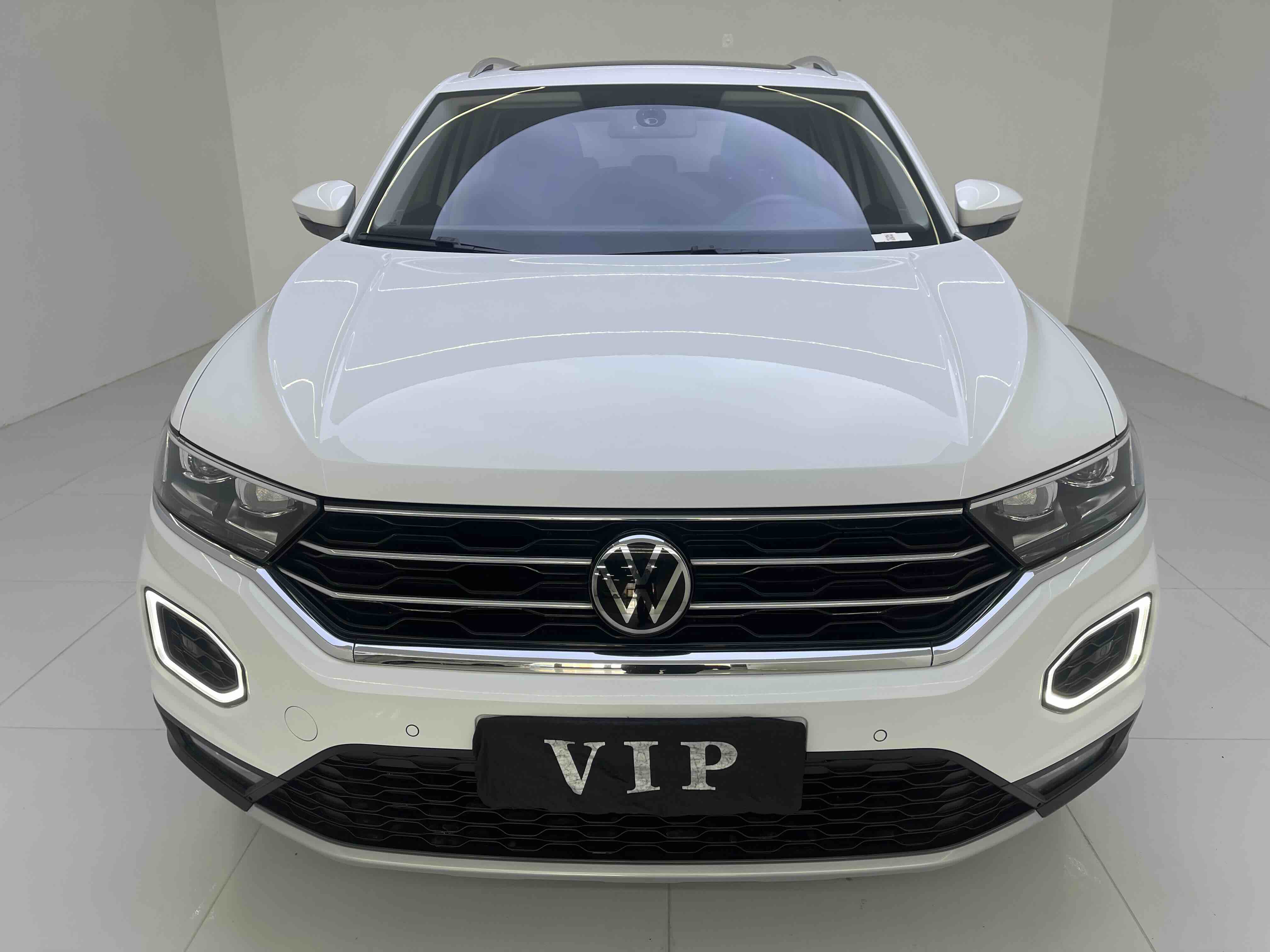 Volkswagen T-Roc 2023 car image #2