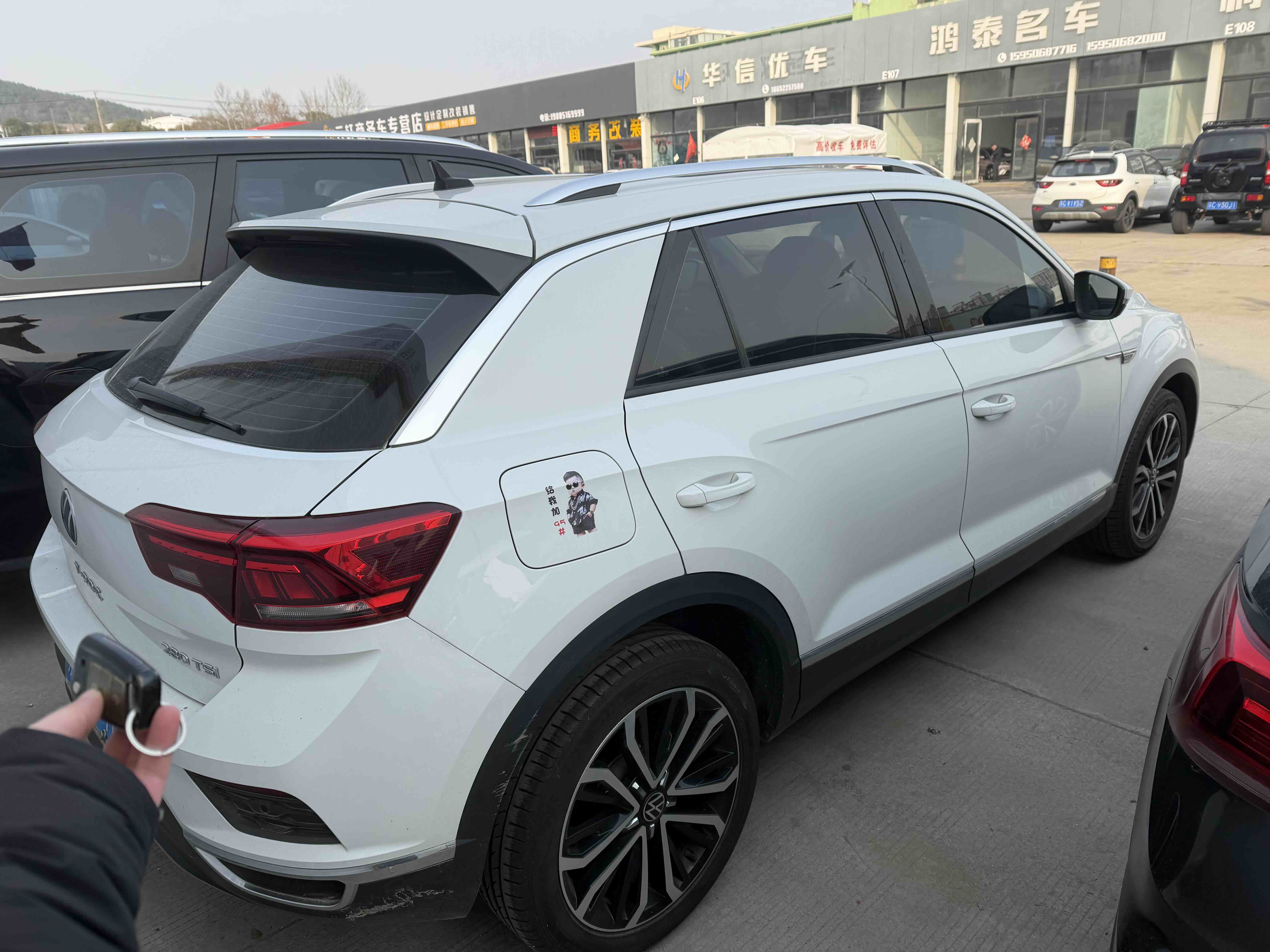 Volkswagen T-Roc 2022 car image #2