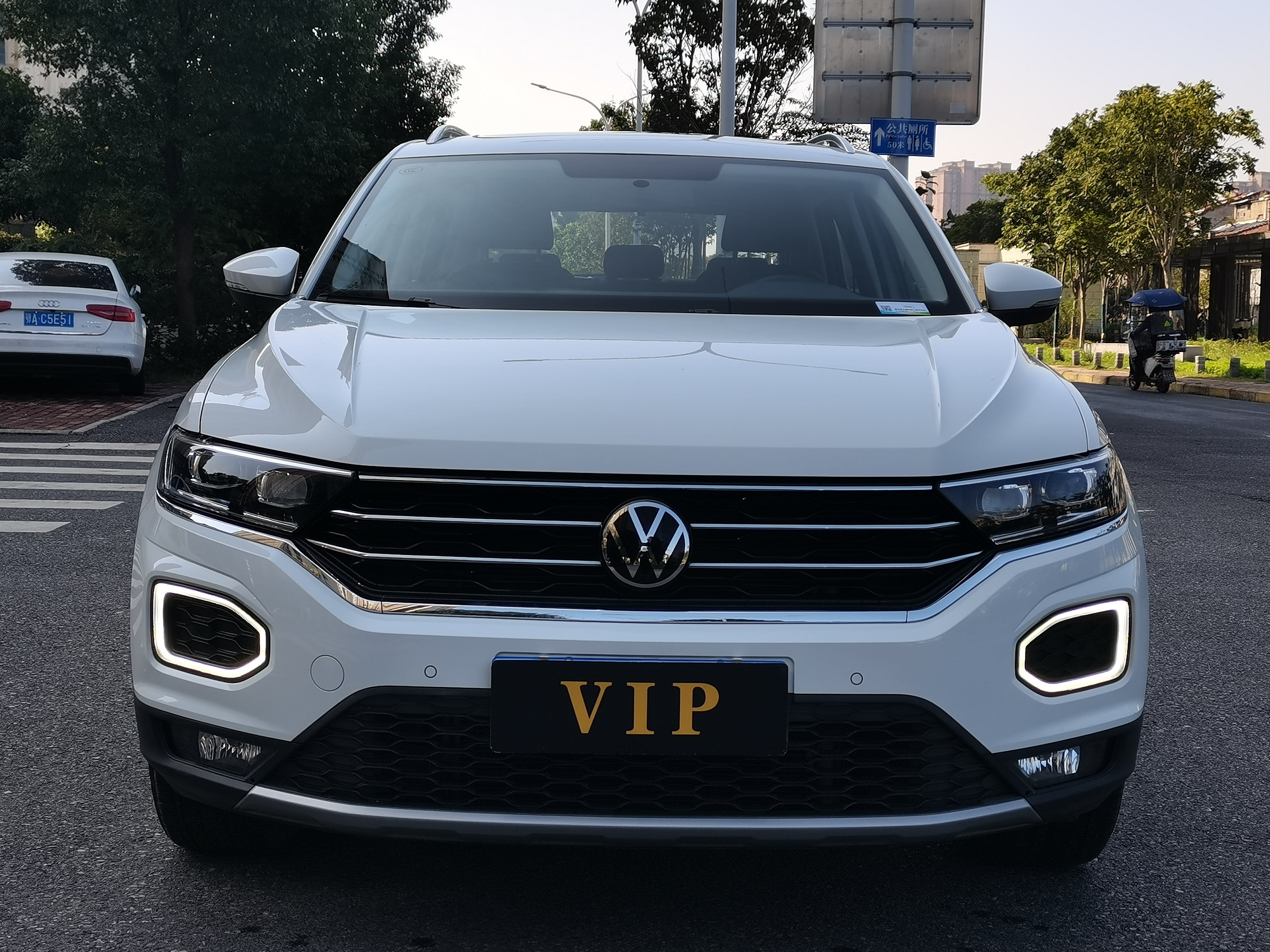 Volkswagen T-Roc 2023 car image #2