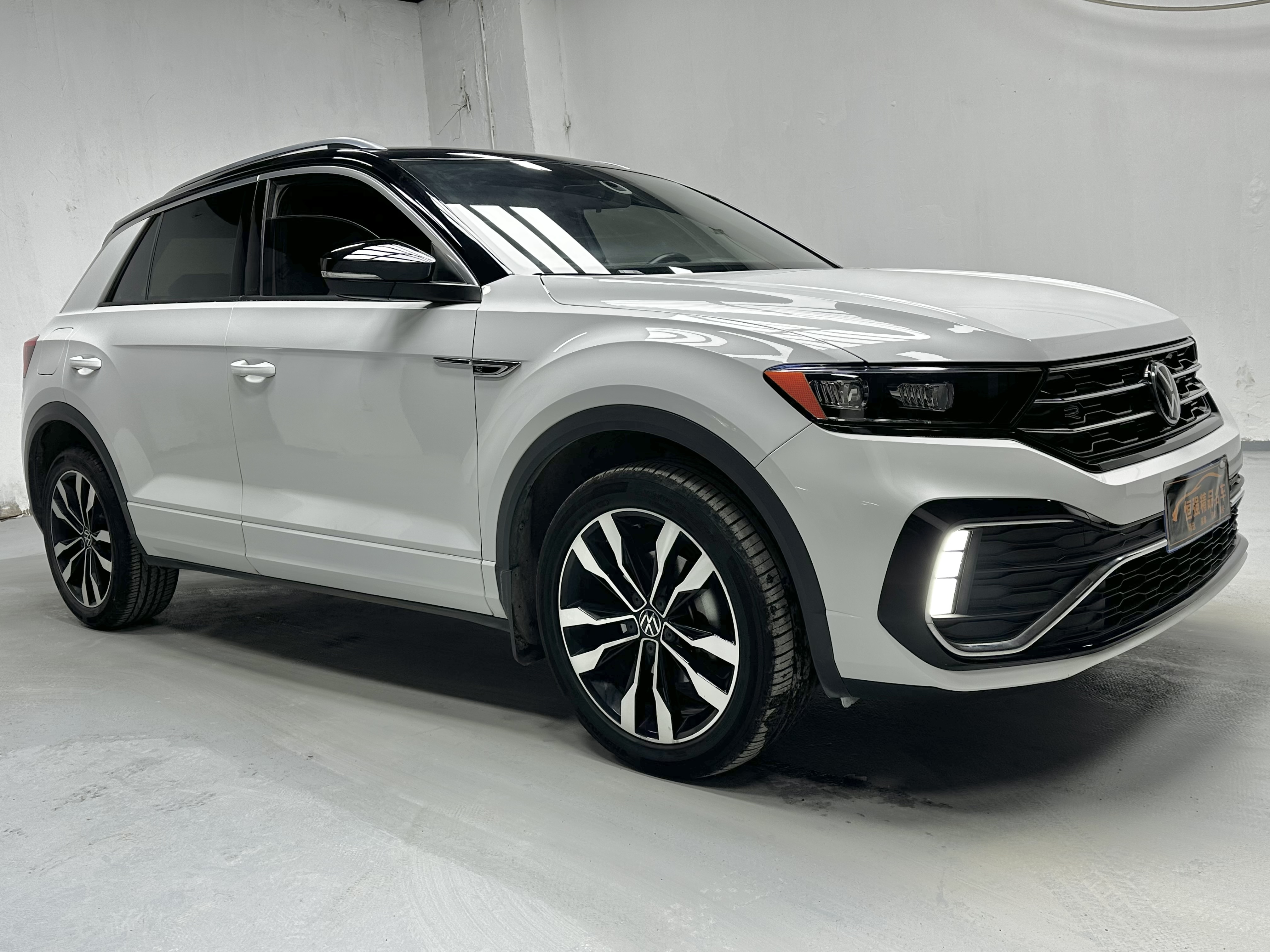 Volkswagen T-Roc 2022 car image #2