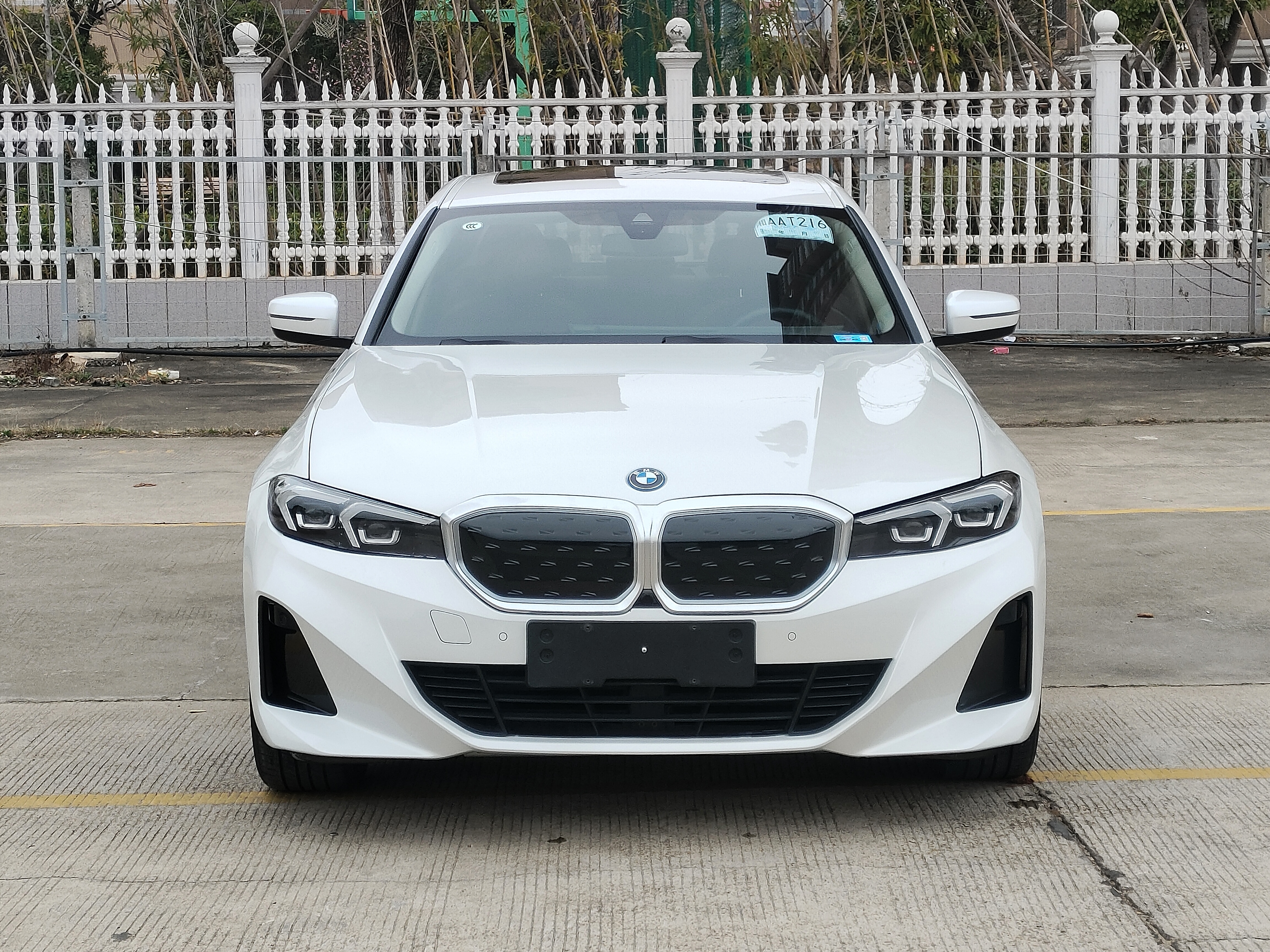 BMW i3 2023 car image #2