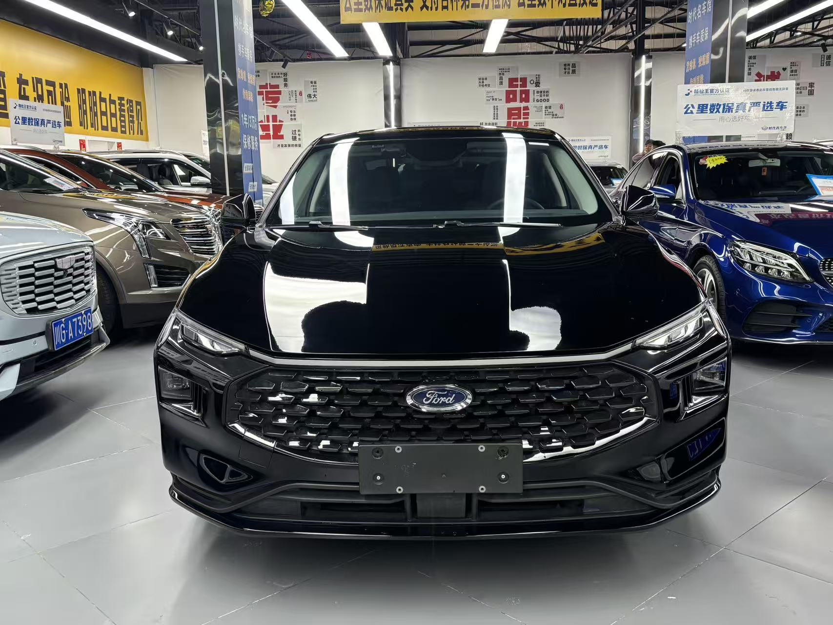 Ford Mondeo 2023 car image #2