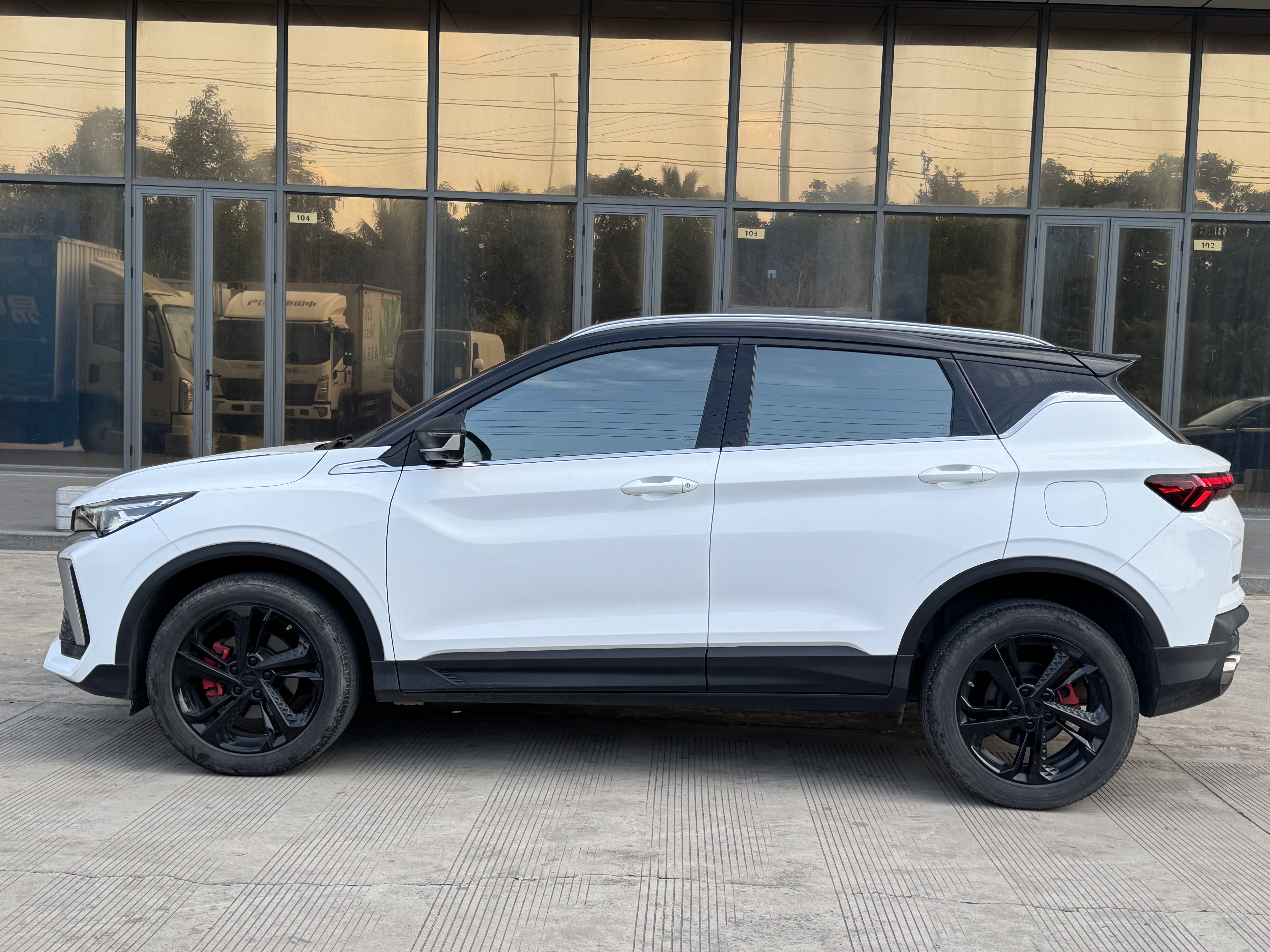 GEELY Coolray 2022 car image #2