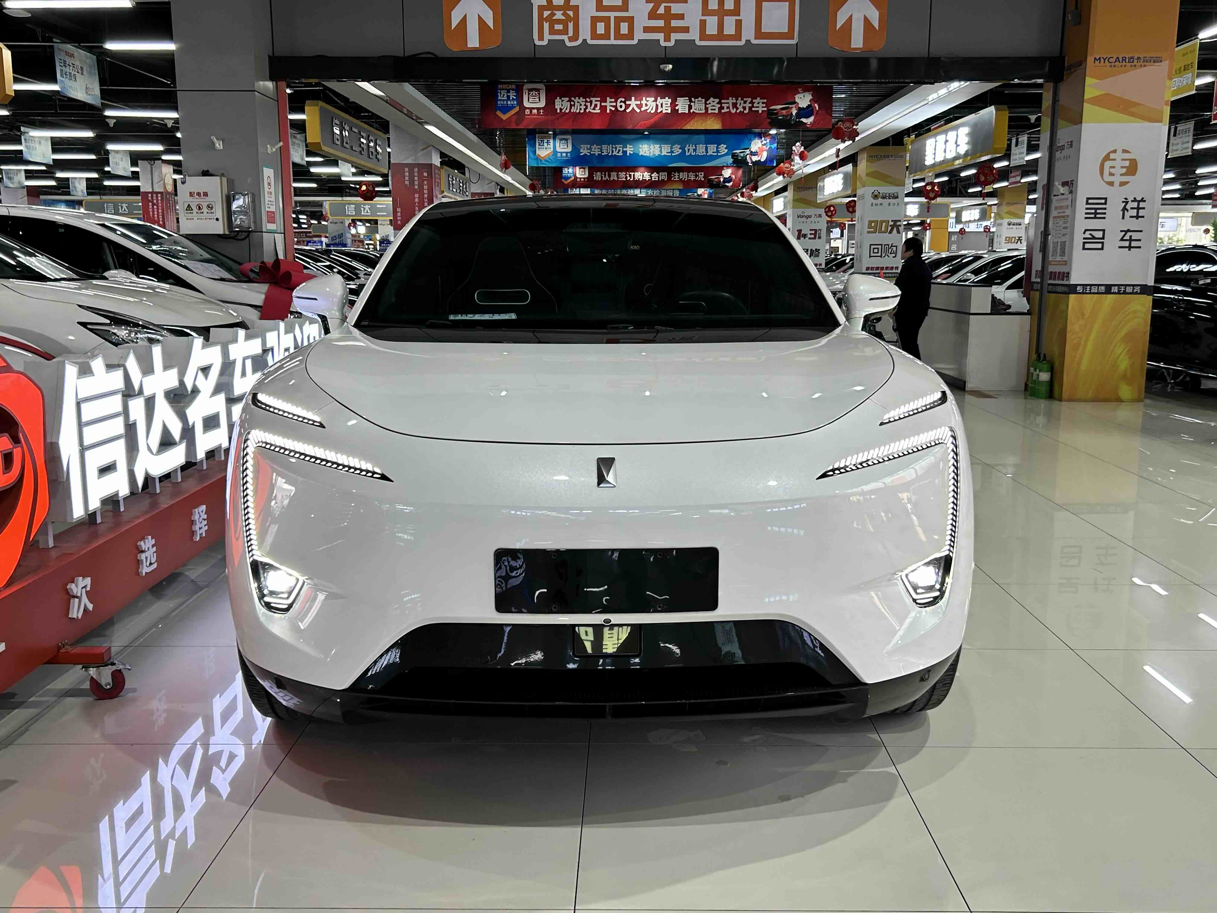 Avatr 11 2023 car image #2