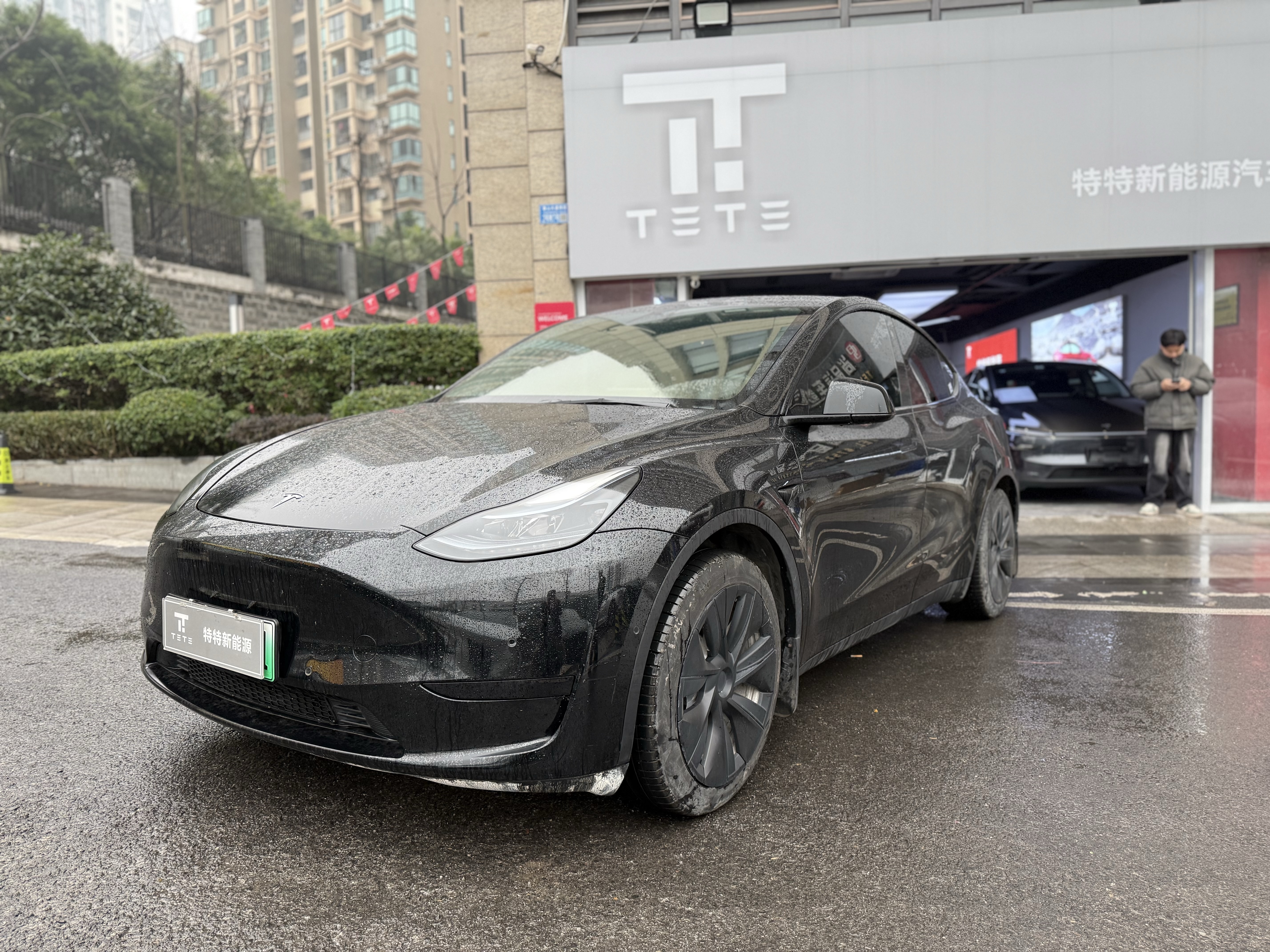 Tesla Model Y 2022 car image #2