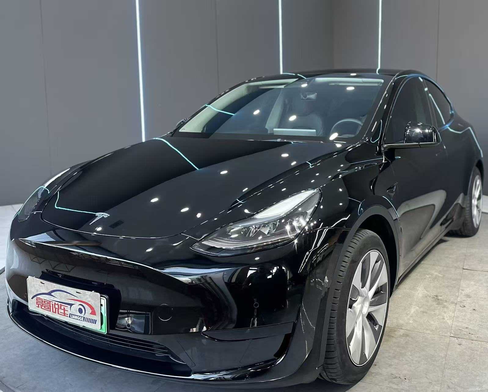 Tesla Model Y 2023 car image #2
