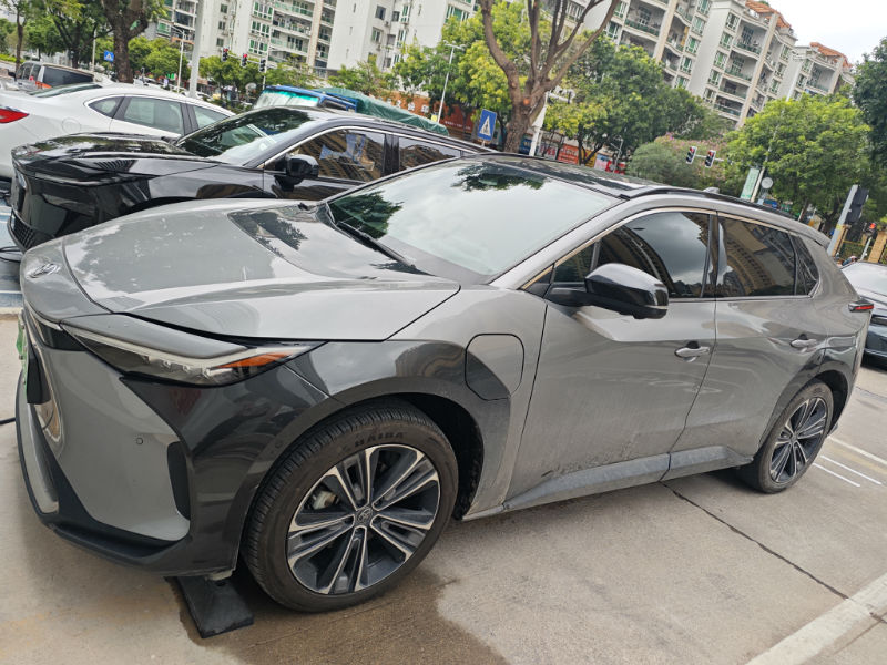 Toyota bZ4X 2022 immagine di auto #2