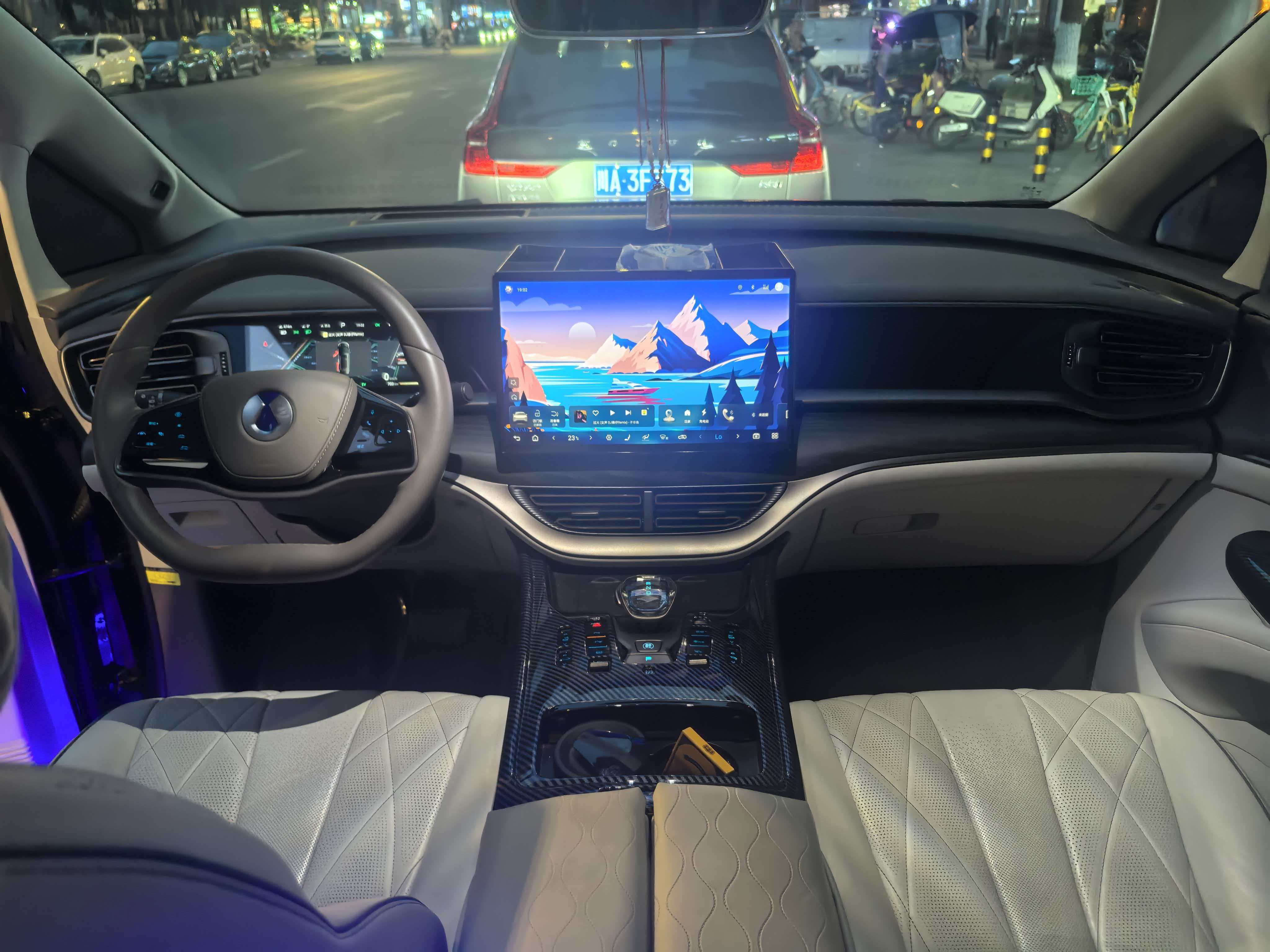 Denza D9 2023 car image #2