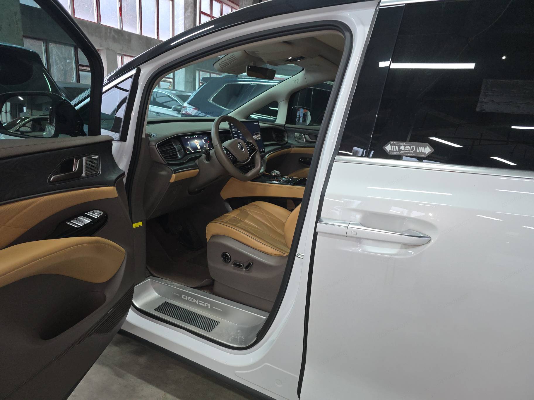 Denza D9 2023 car image #2
