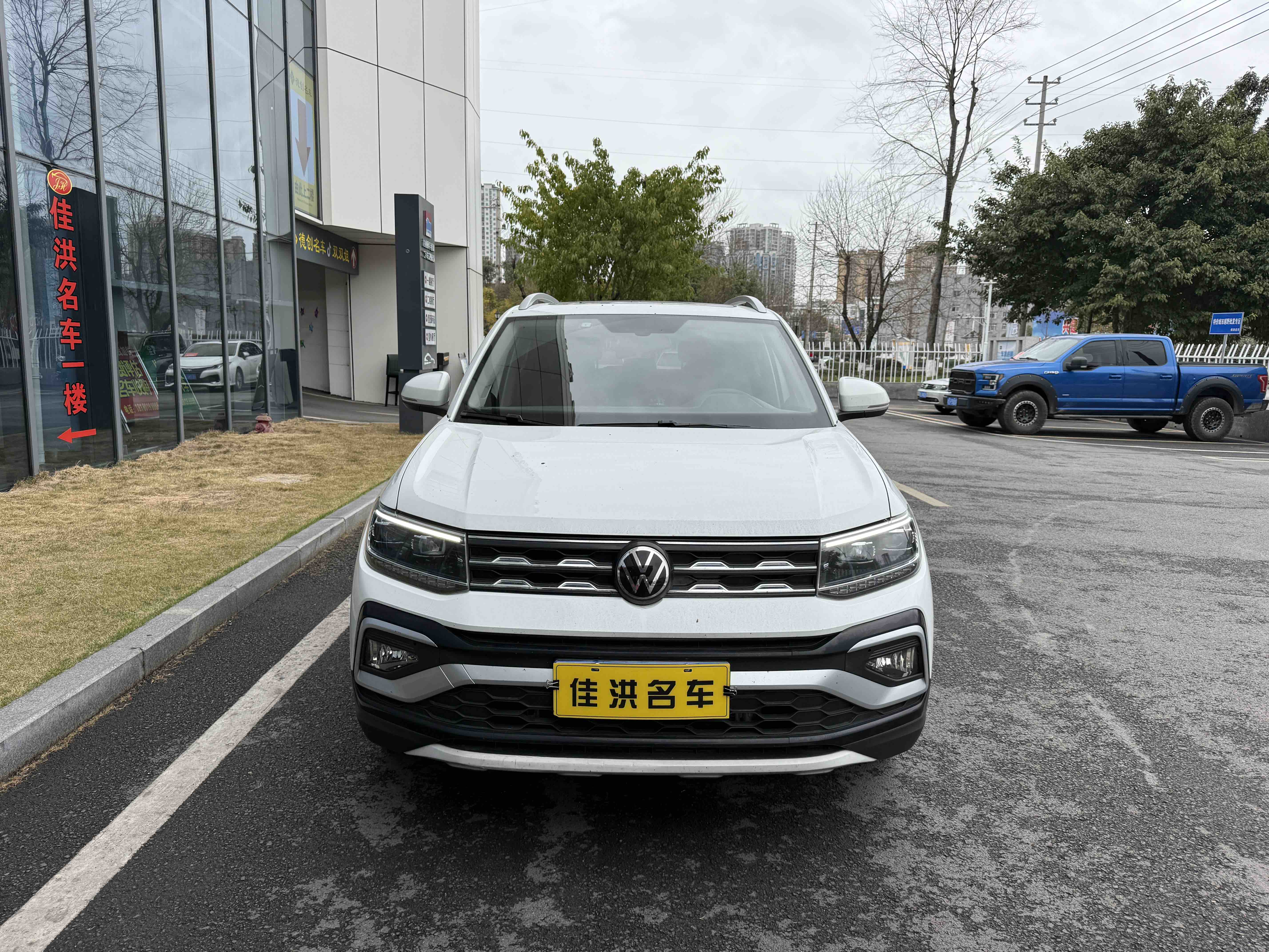 Volkswagen T-Cross 2023 car image #2