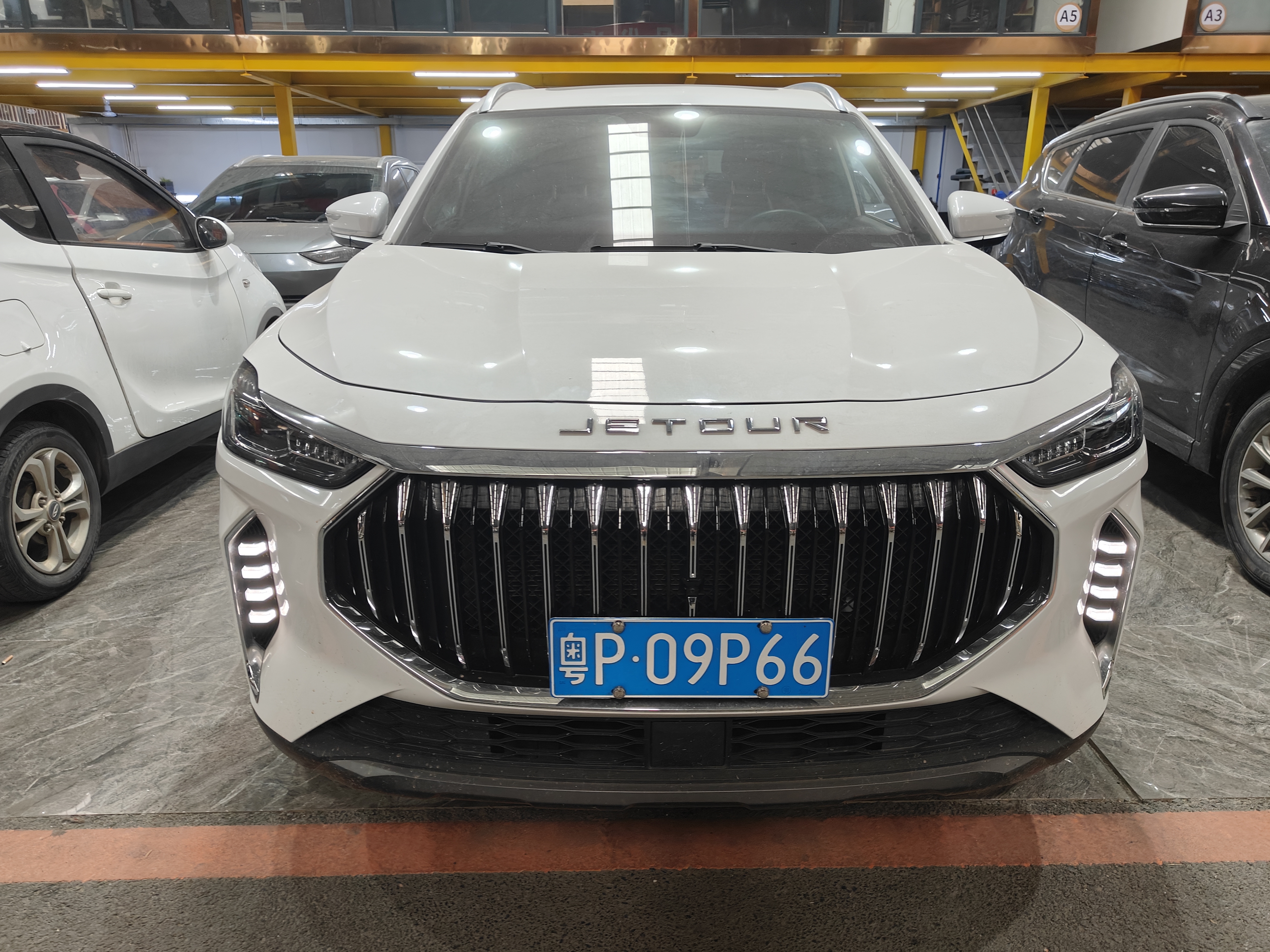 X70 PLUS 2023 car image #2