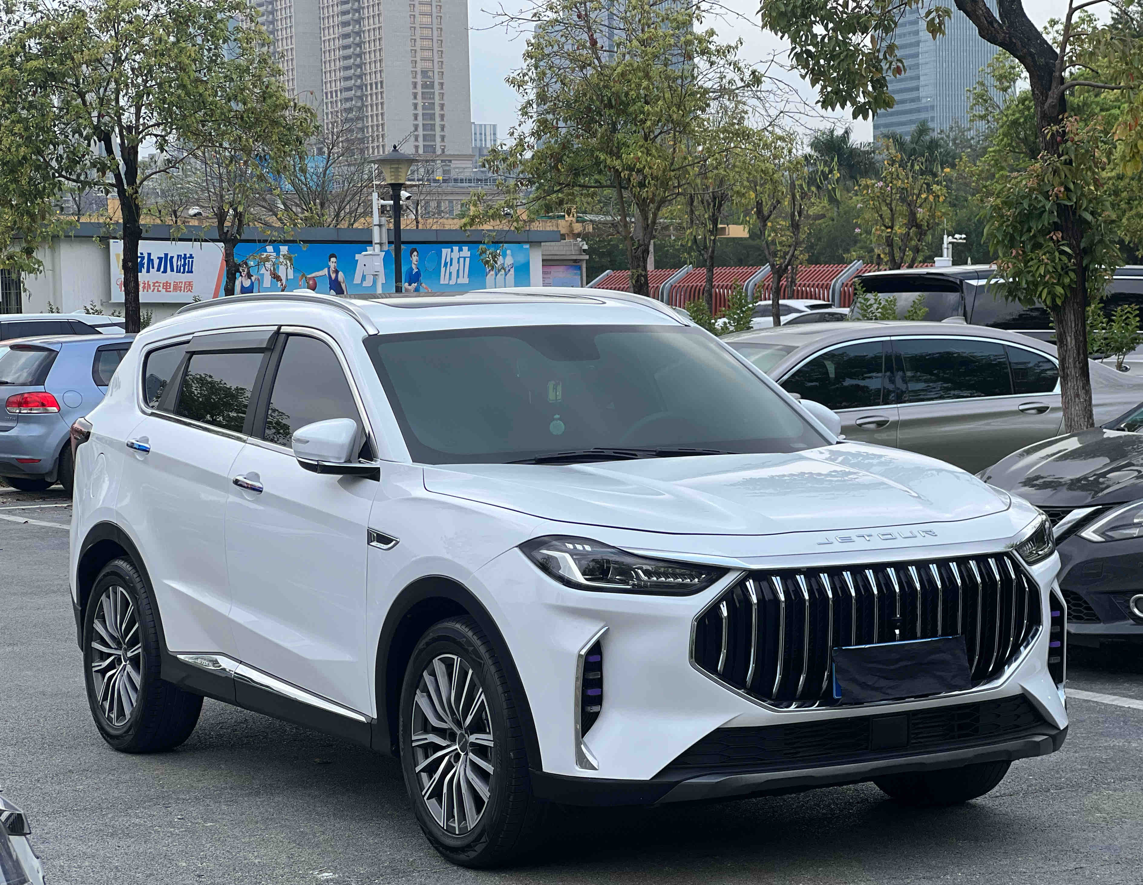 X70 PLUS 2023 car image #2