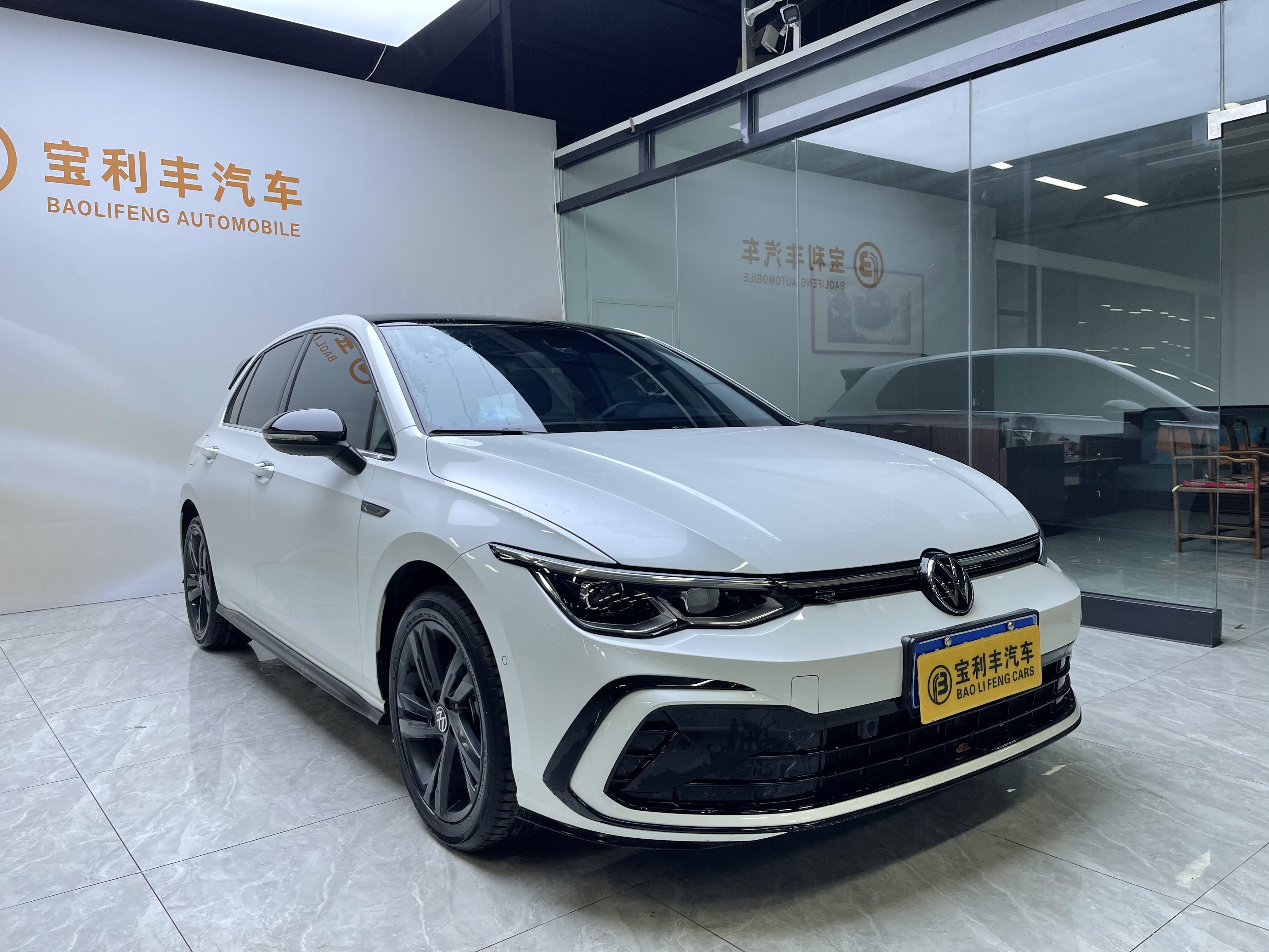 Volkswagen Golf 2023 car image #2