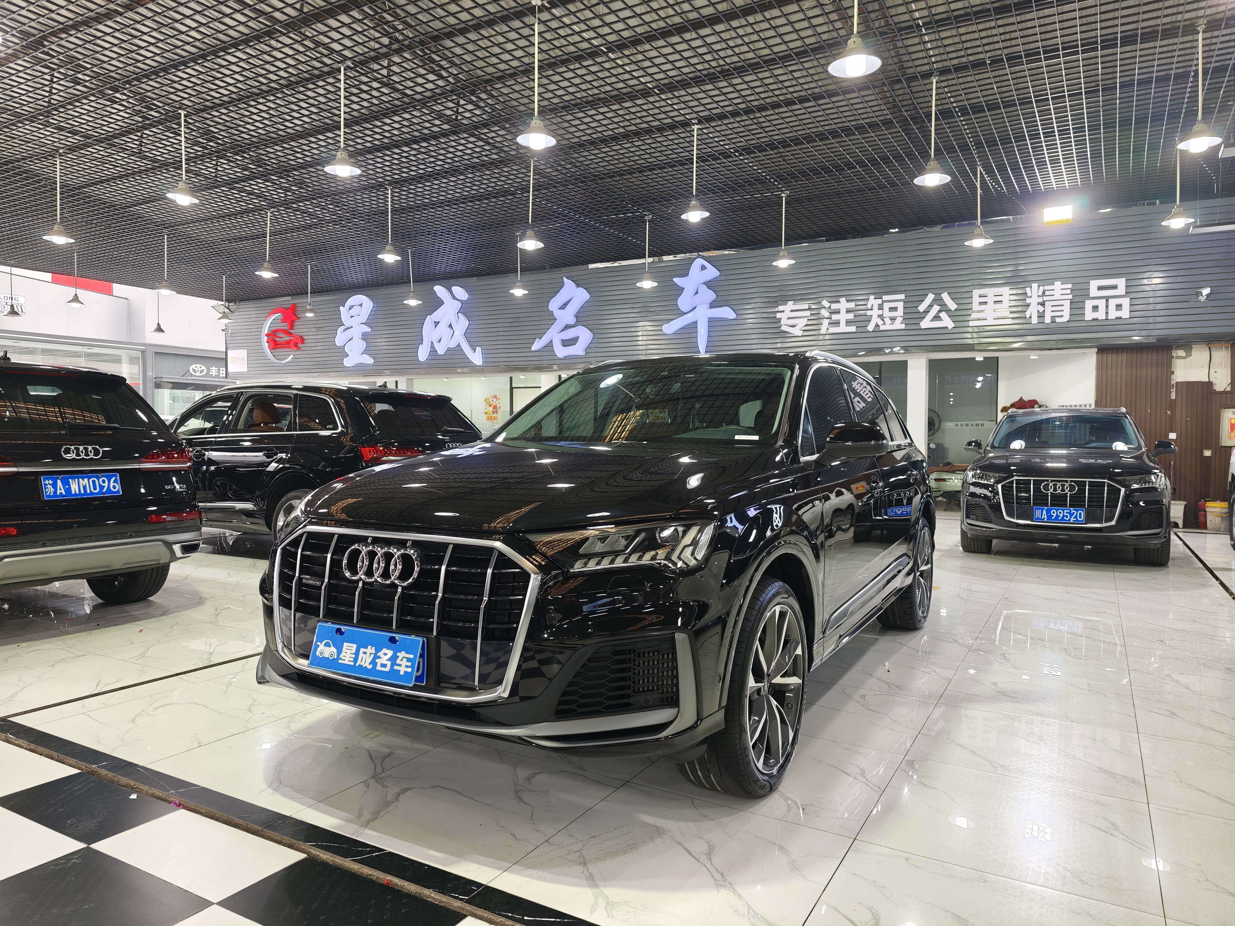 Audi Q7 2023 car image #2