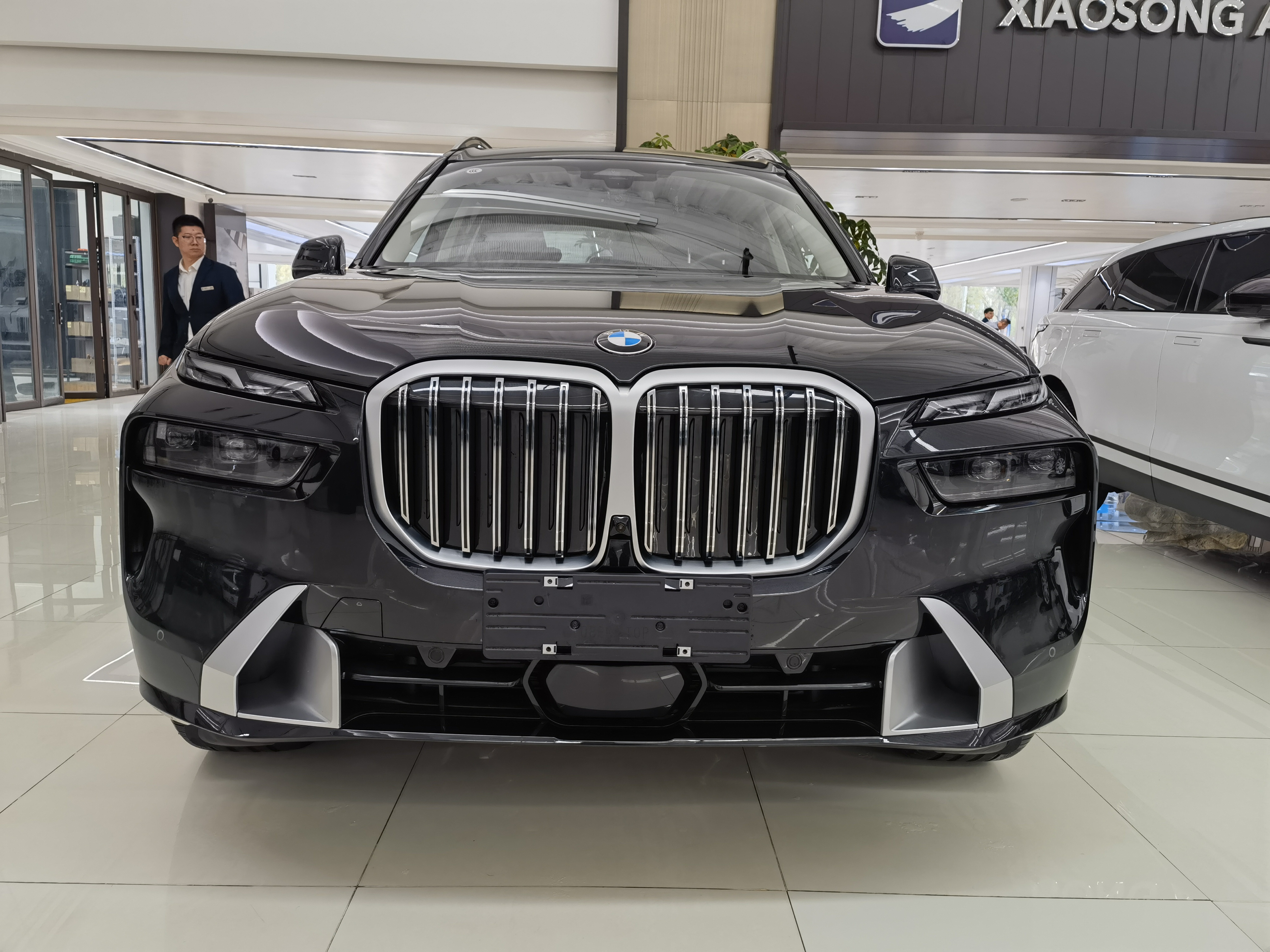BMW X7 2024 car image #2
