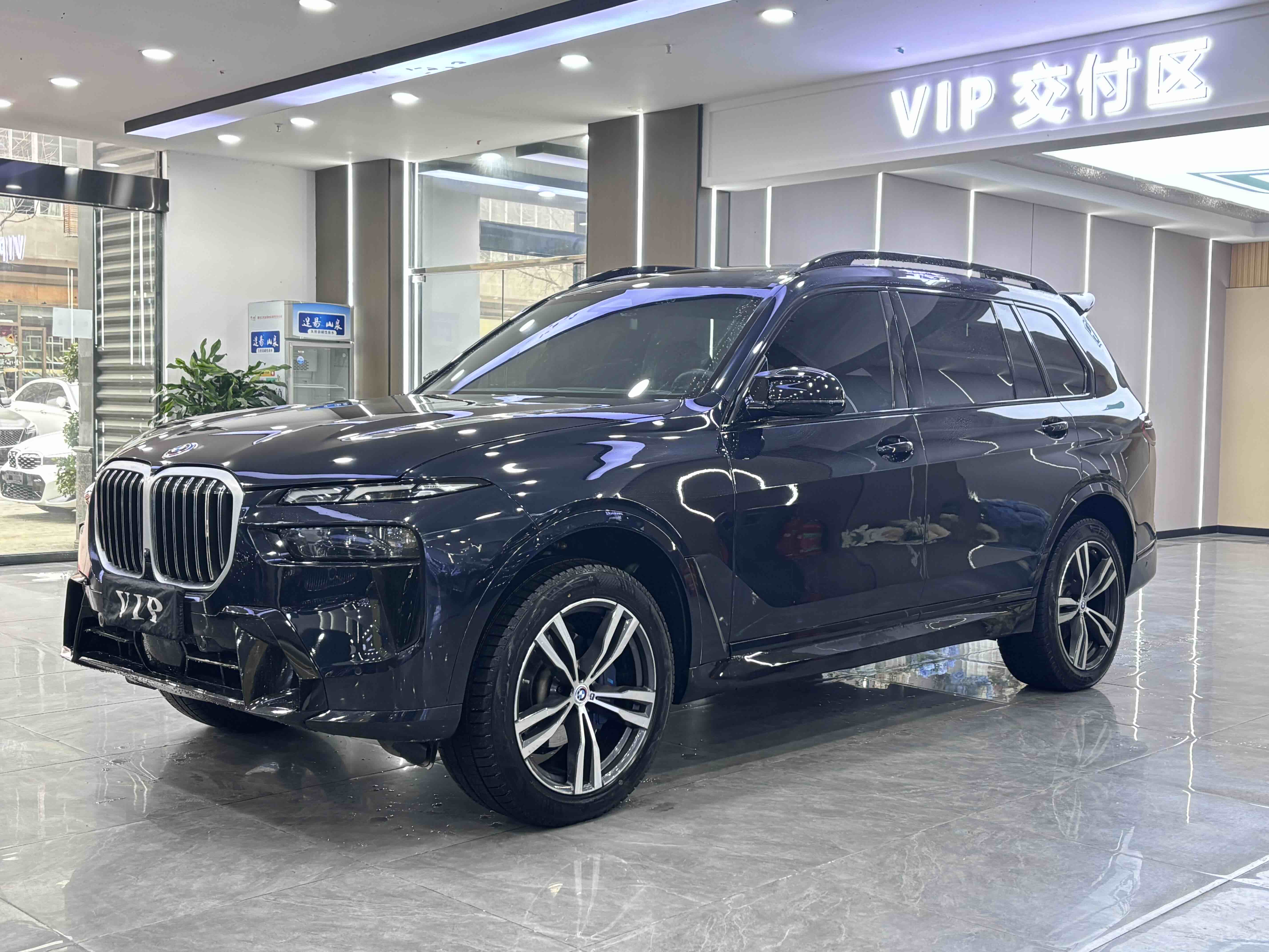 BMW X7 2023 immagine di auto #2