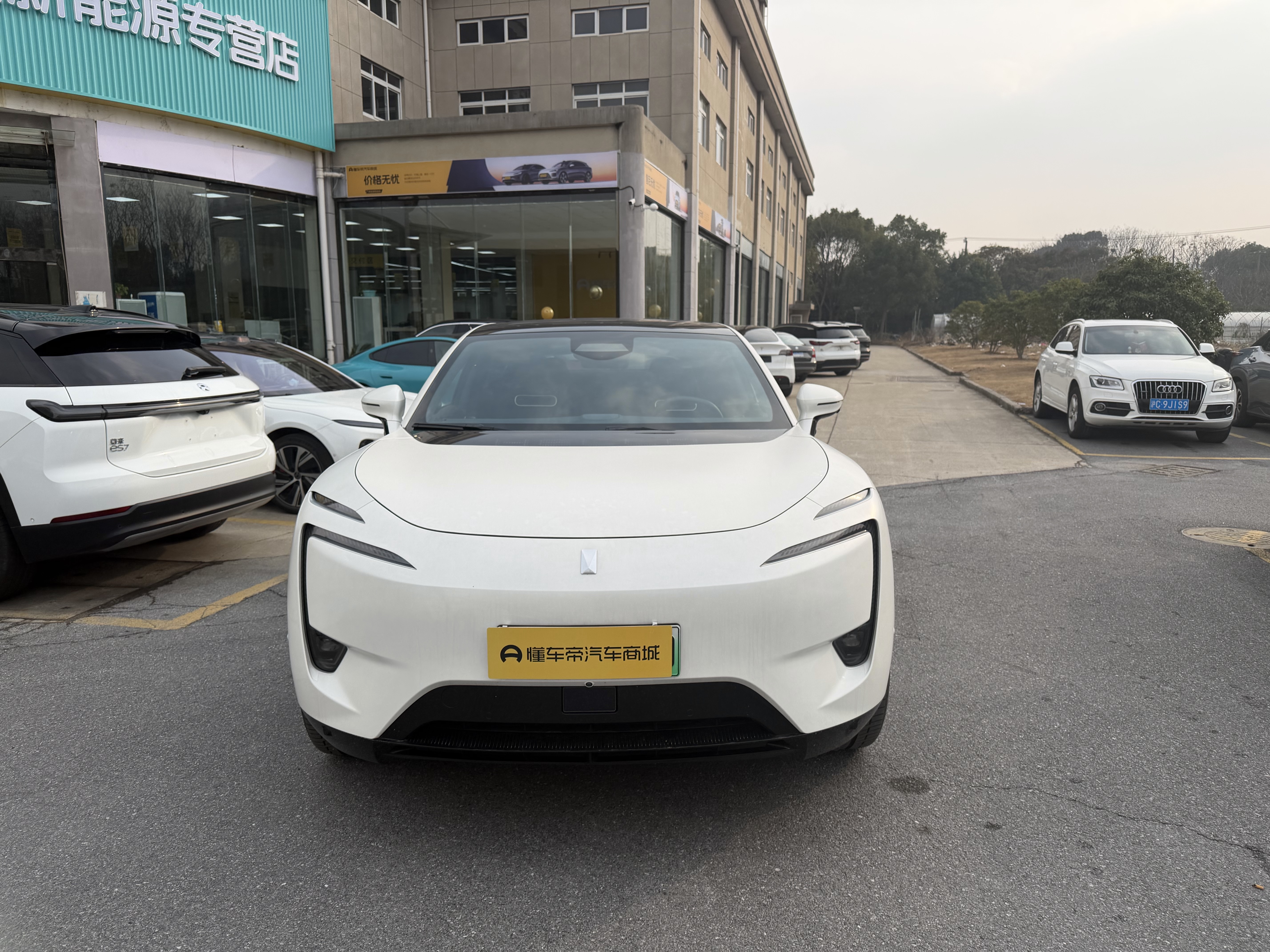 Avatr 11 2023 car image #2