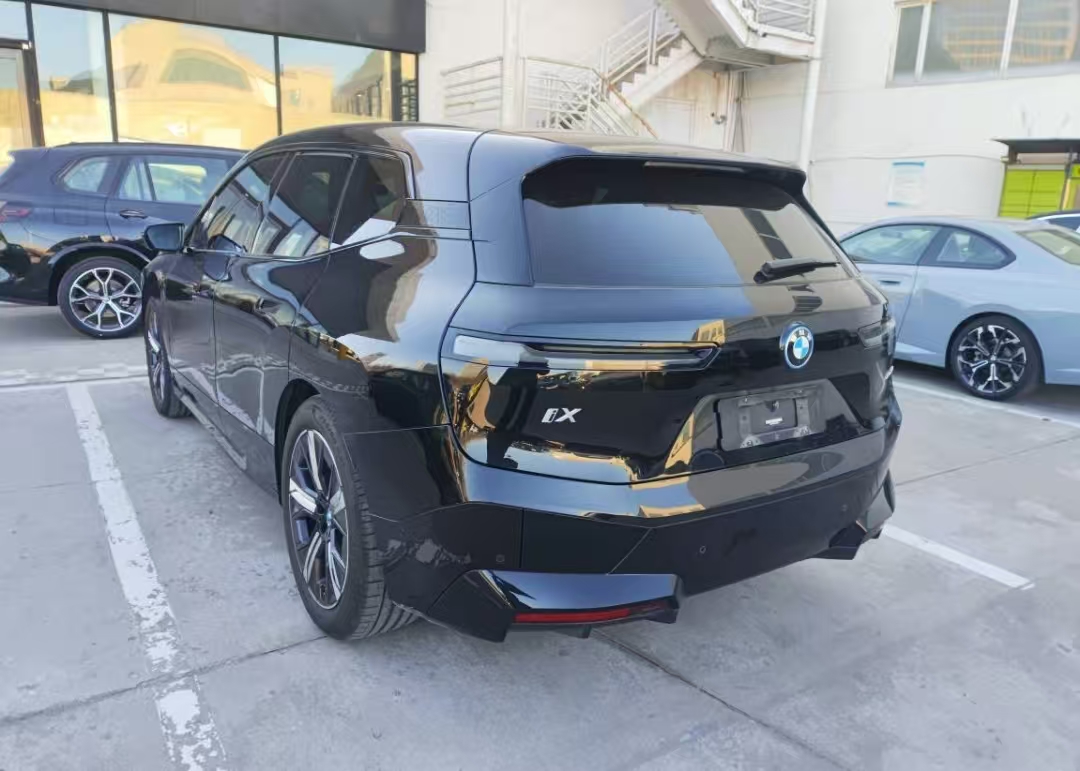 BMW iX 2023 immagine di auto #2