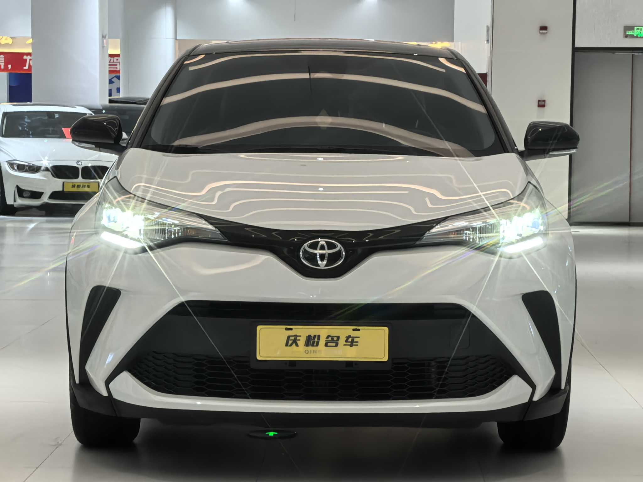 Toyota C-HR 2023 car image #2