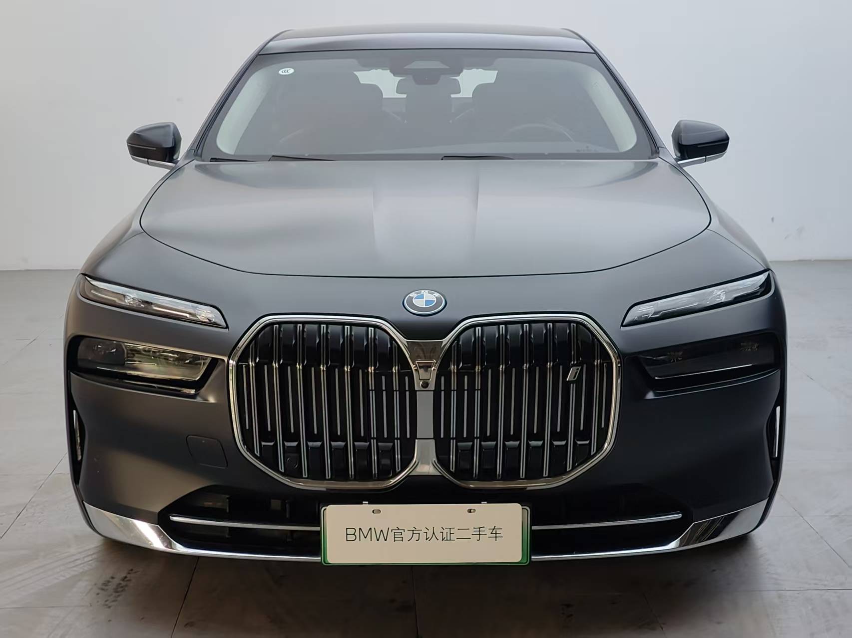 BMW i7 2023 car image #2