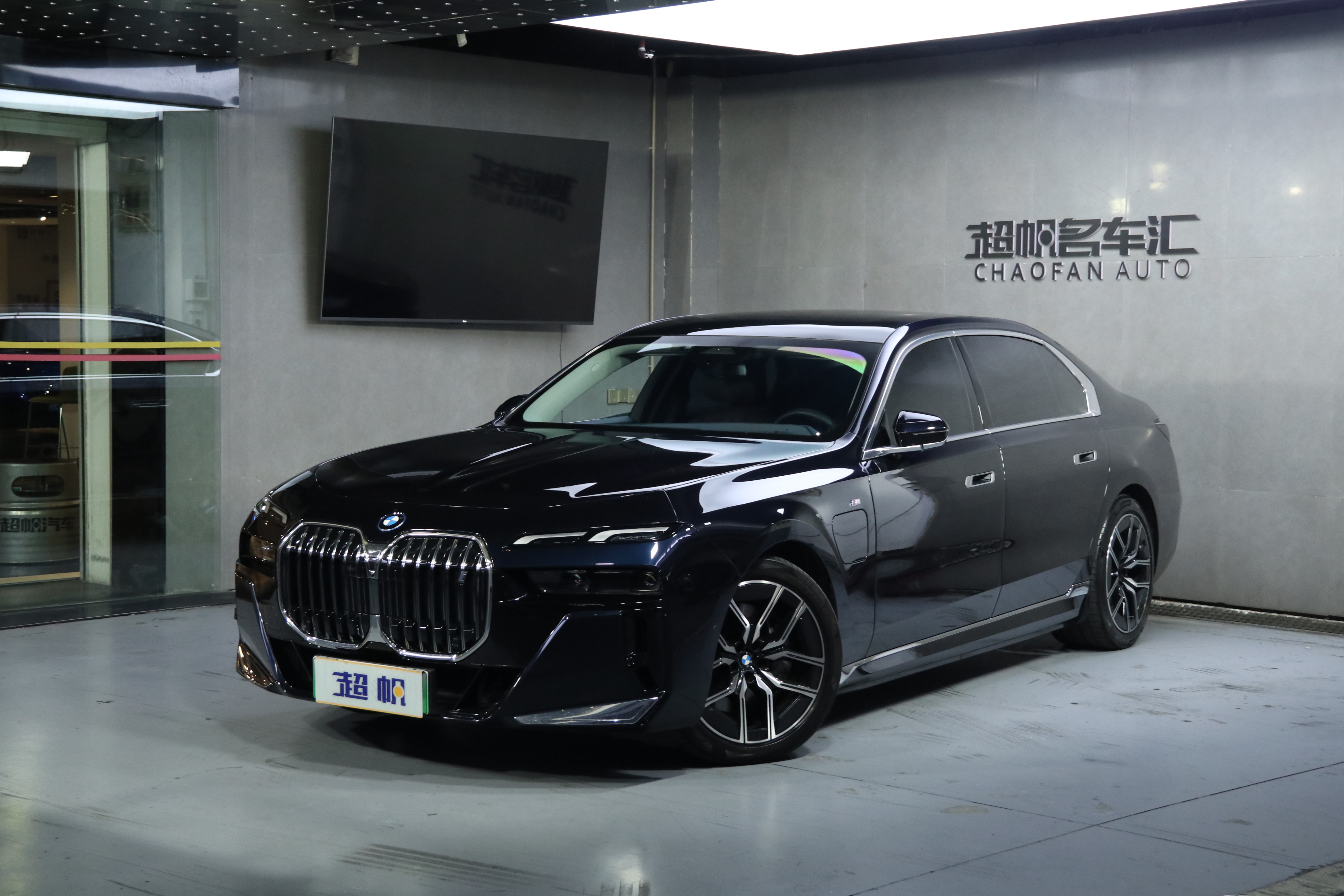 BMW i7 M70L 2024 car image #2