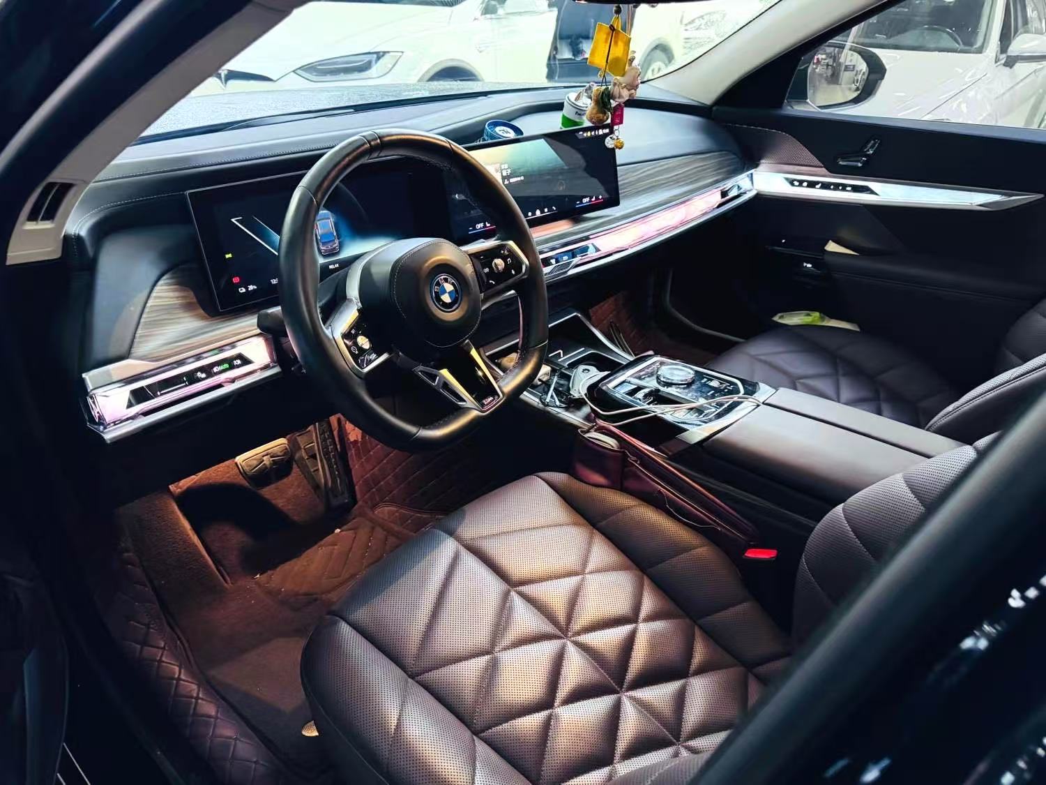 BMW i7 2024 car image #2