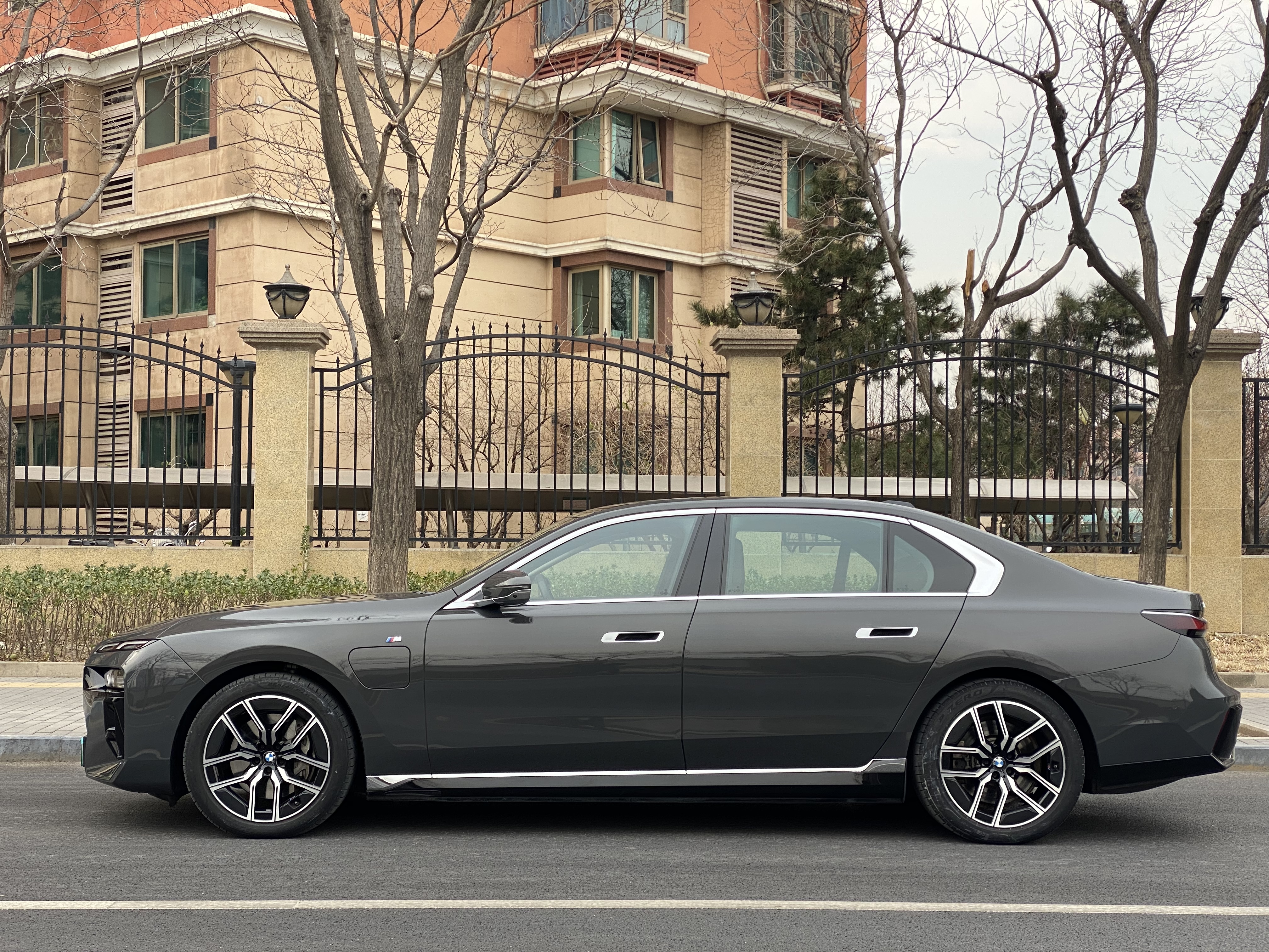 BMW i7 2023 car image #2