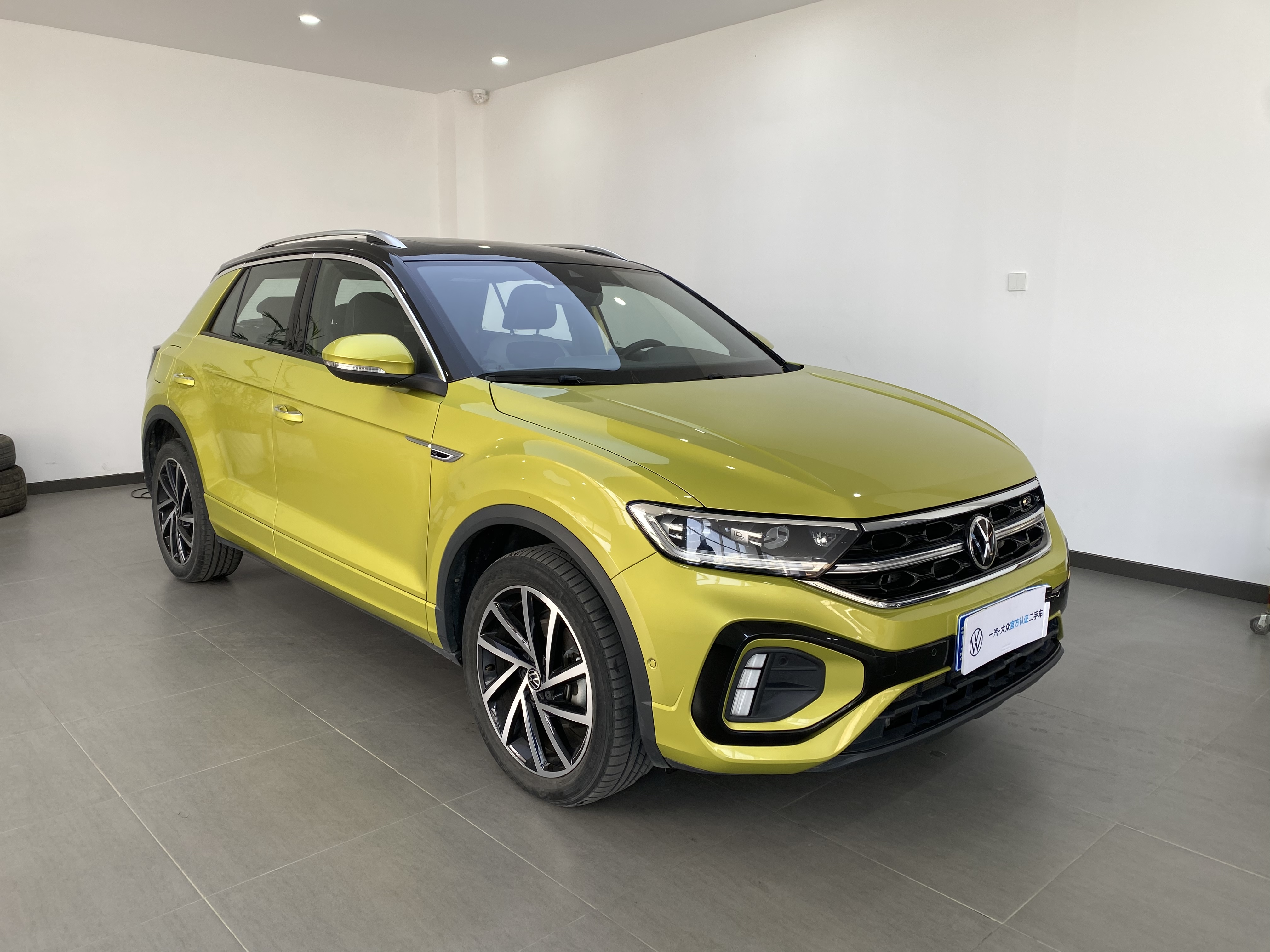 Volkswagen T-Roc 2023 immagine di auto #2