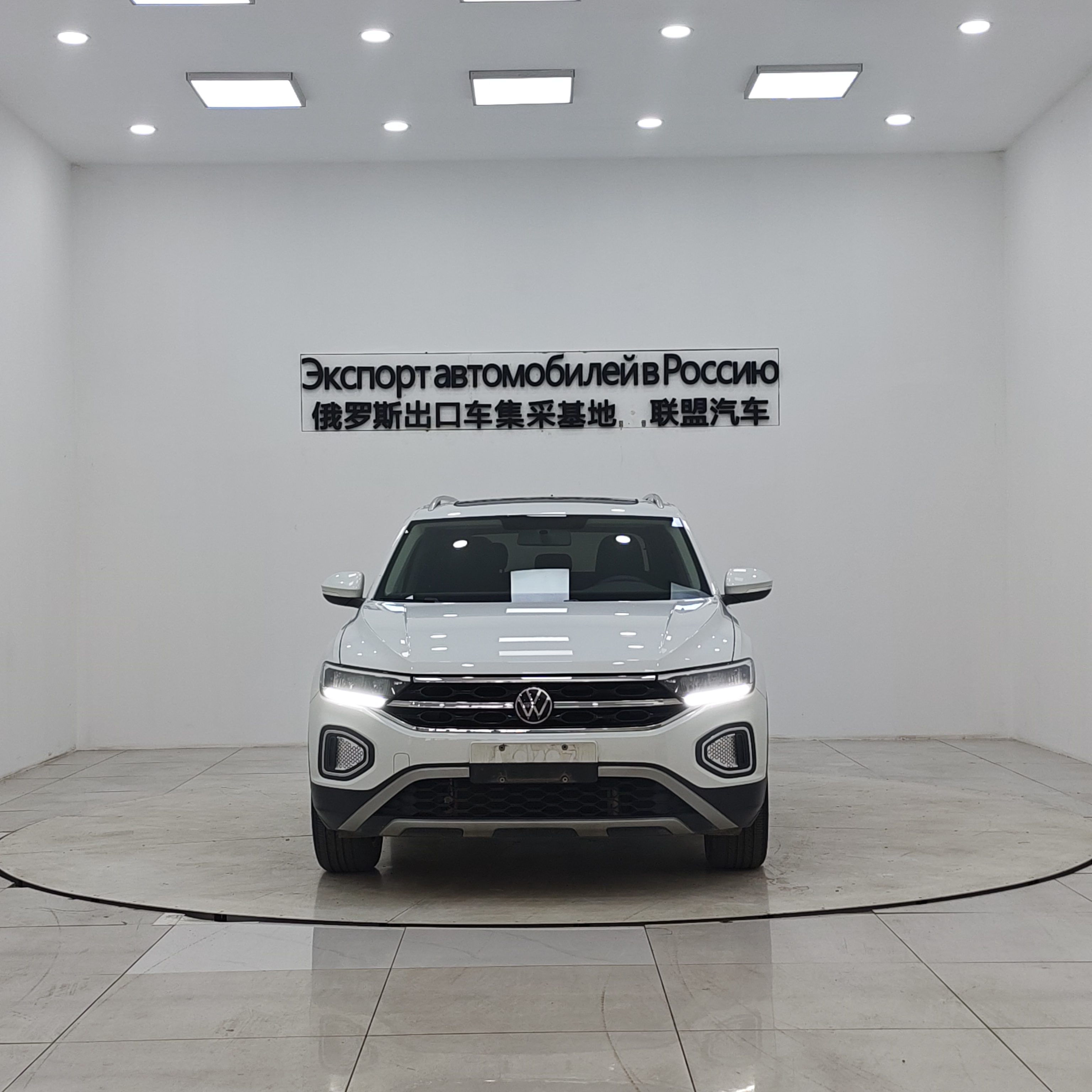 Volkswagen T-Roc 2023 car image #2