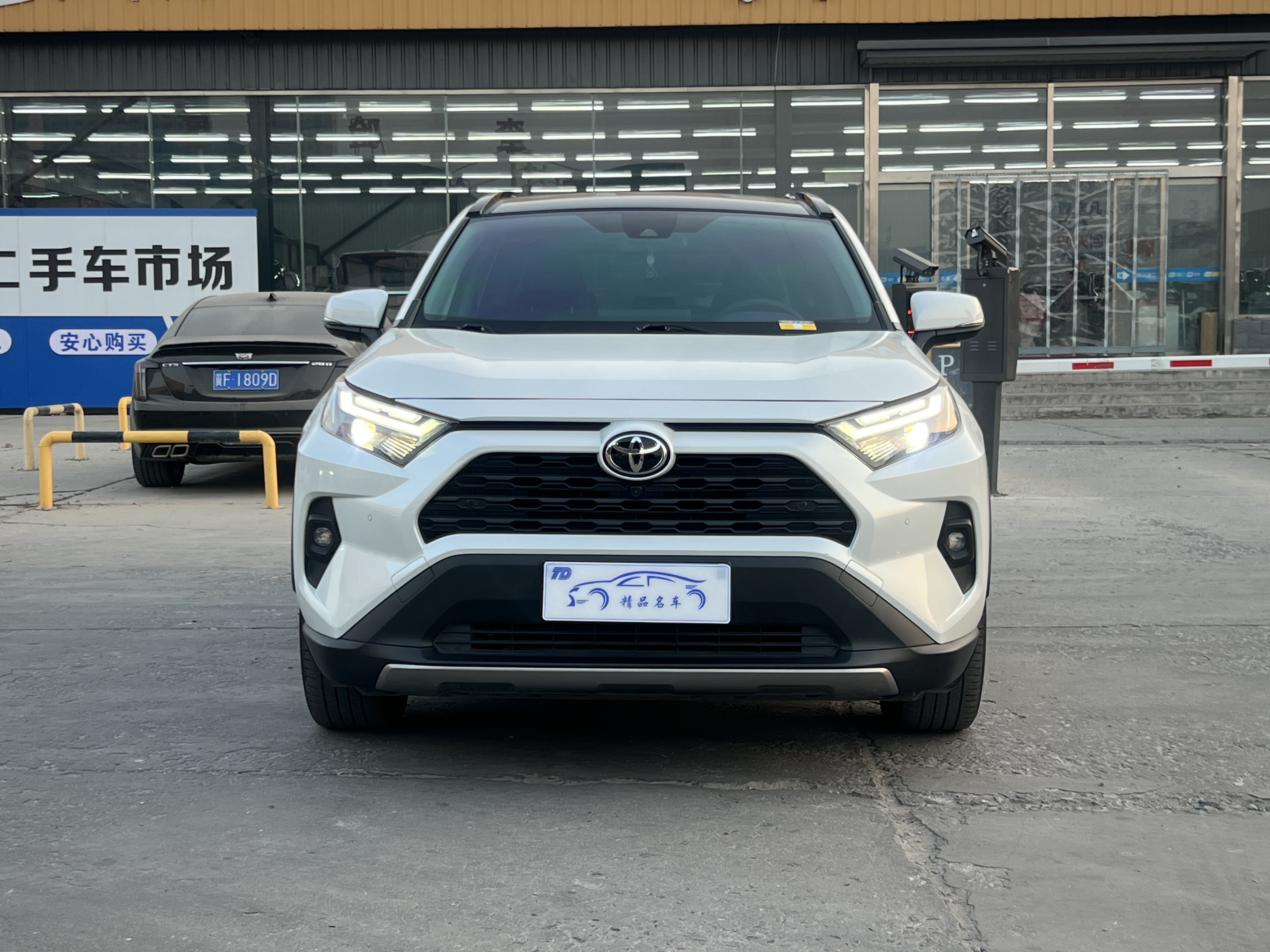 Toyota RAV4 2023 #2 Toyota RAV4 2023 car image #2