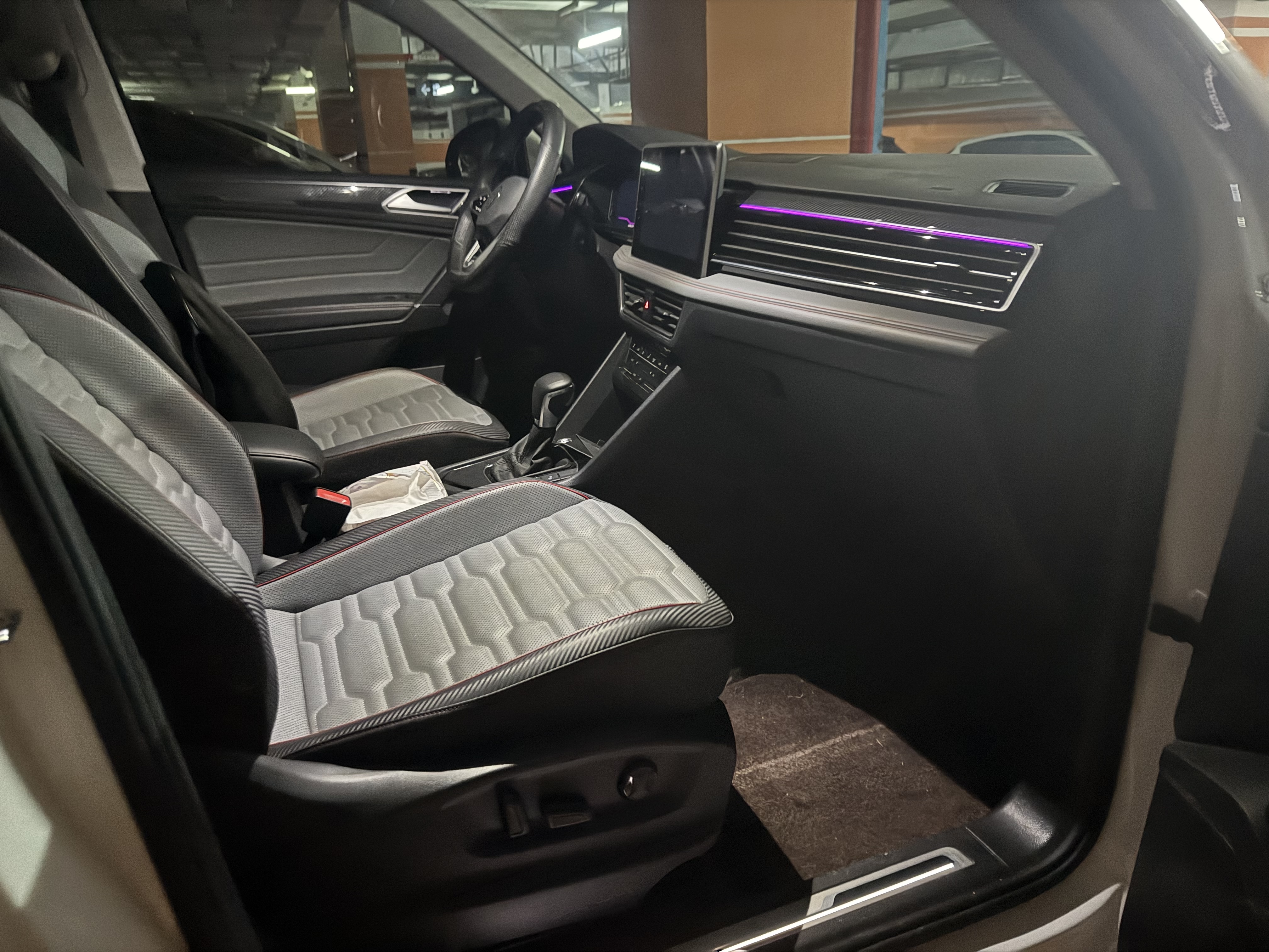 Volkswagen Tiguan L 2023 car image #2
