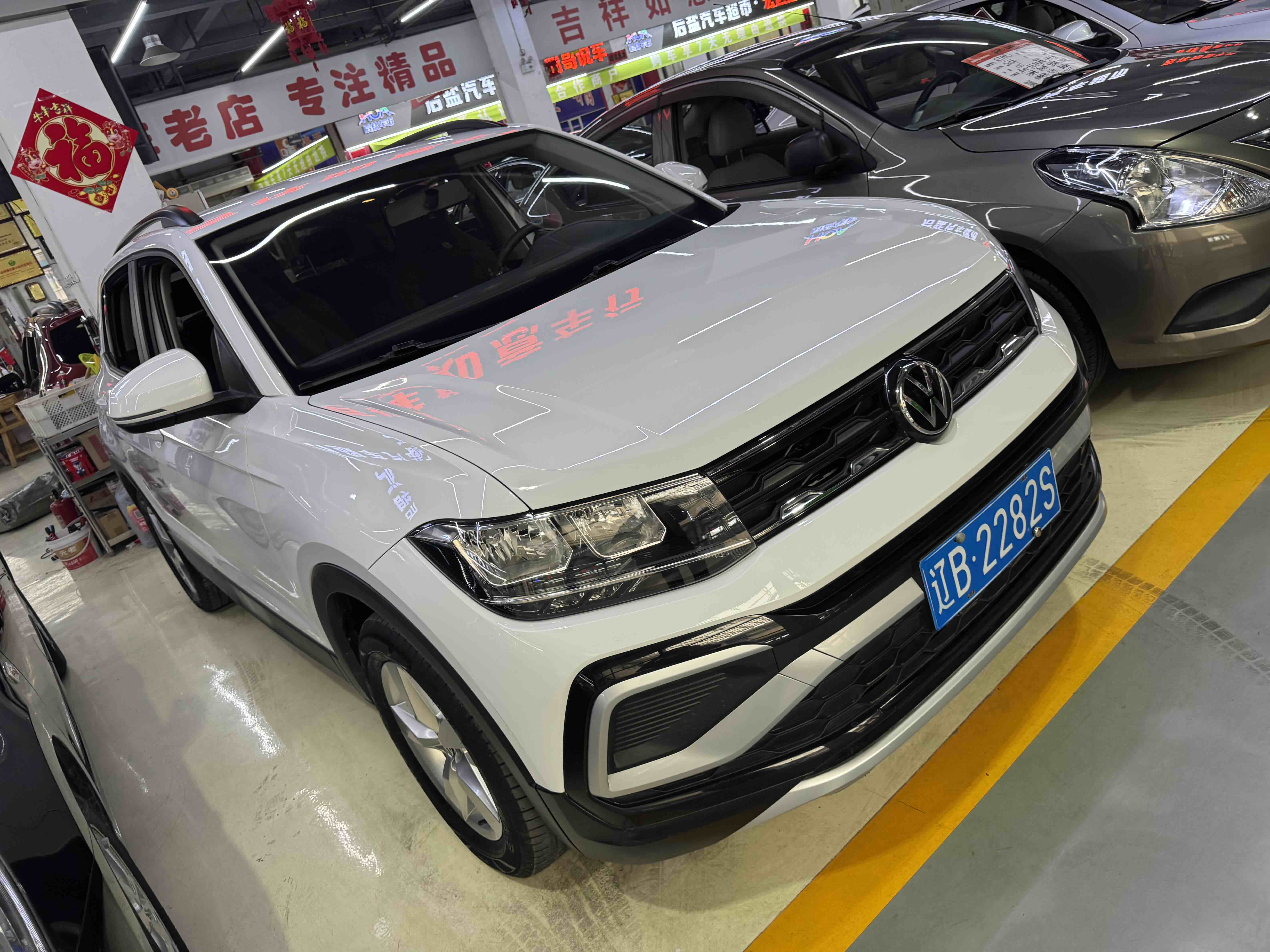 Volkswagen T-Cross 2023 car image #2