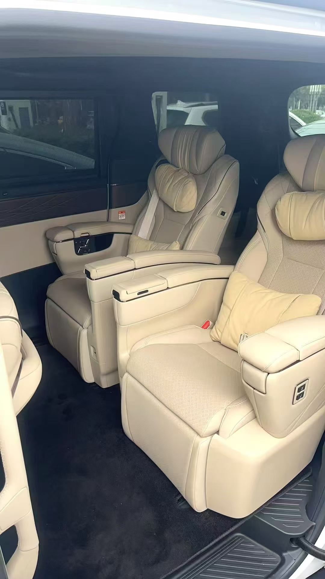 Toyota Alphard 2024 car image #2