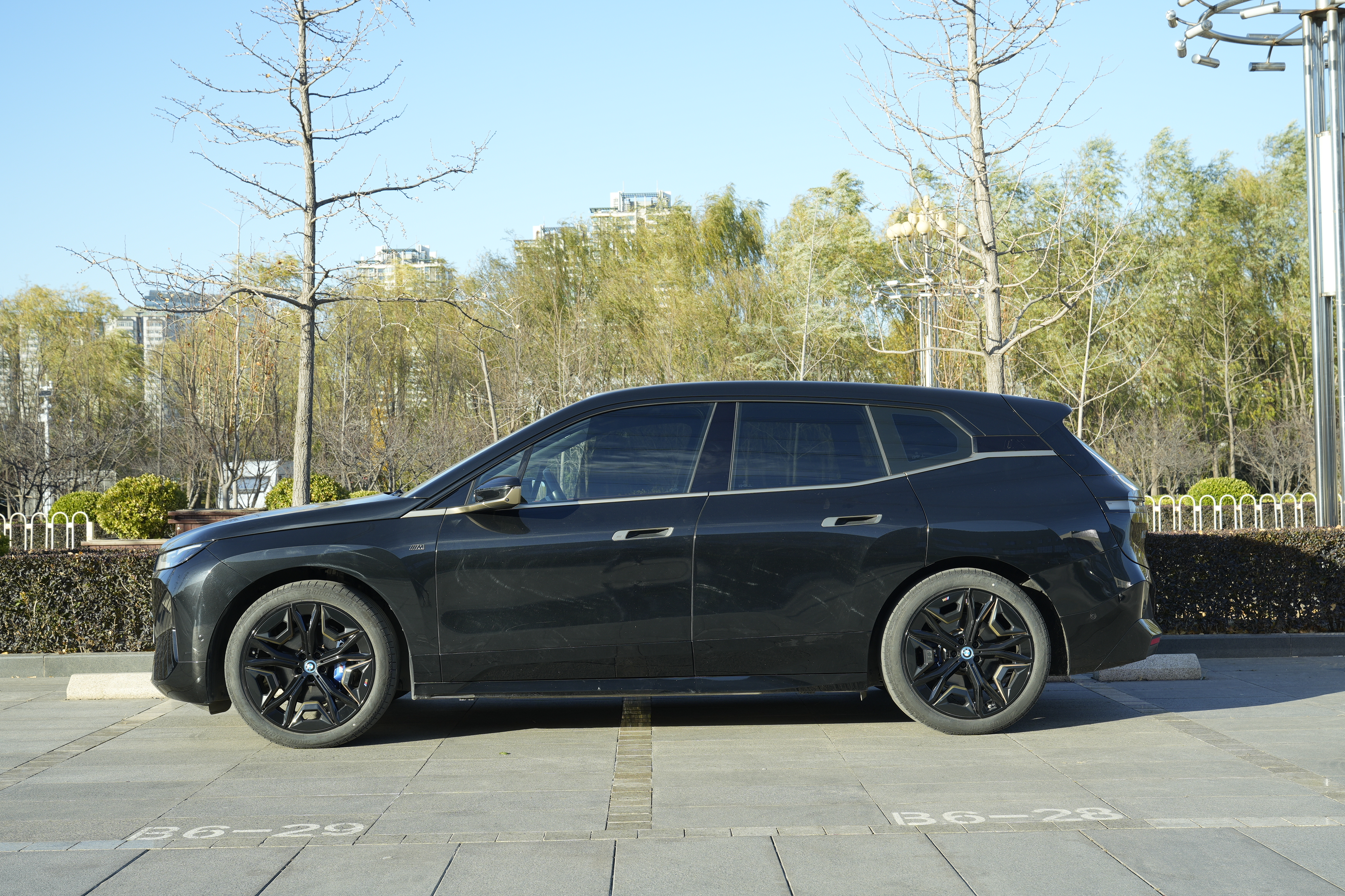 BMW iX M60 2025 car image #2