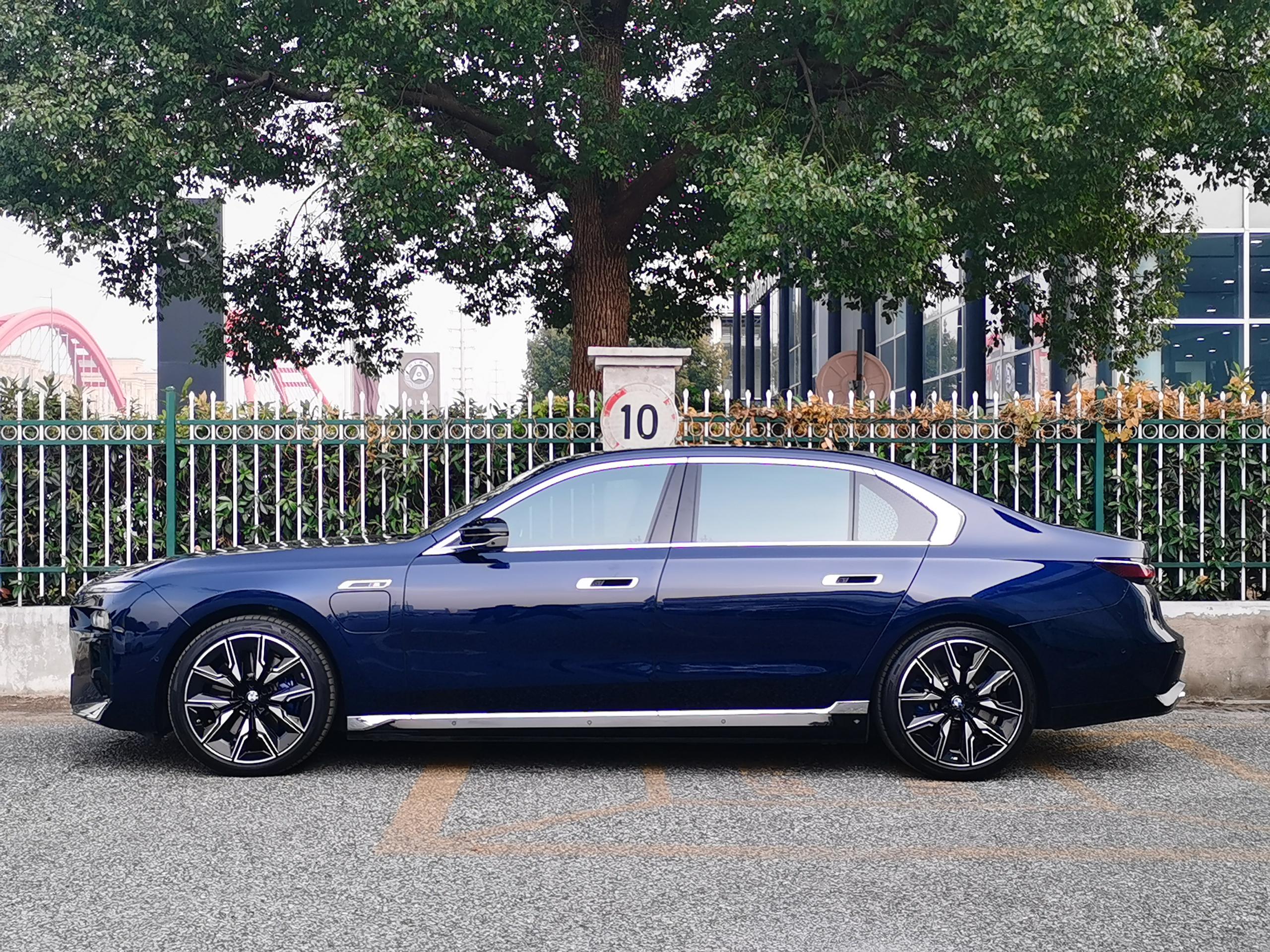 BMW M760Le 2025 car image #2