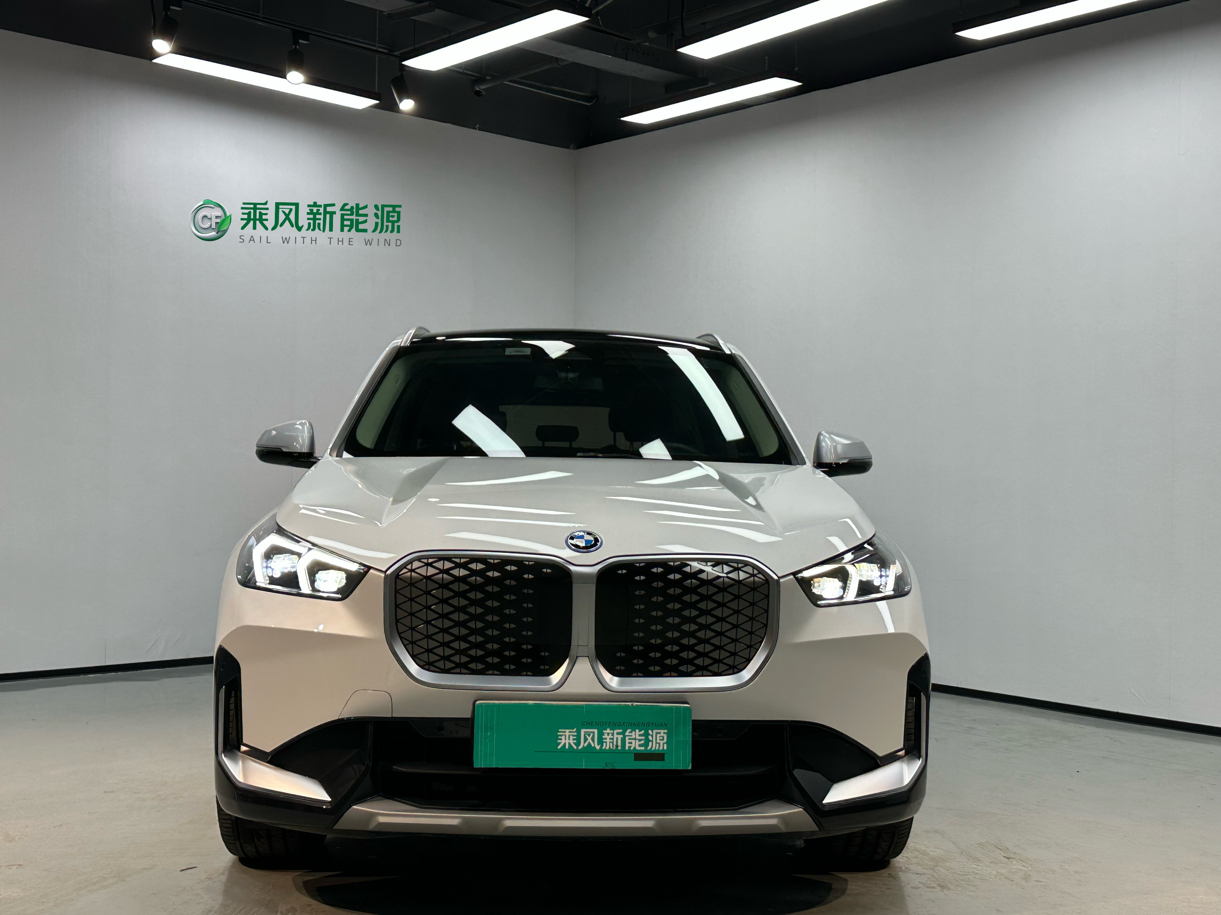 BMW iX1 2025 car image #2