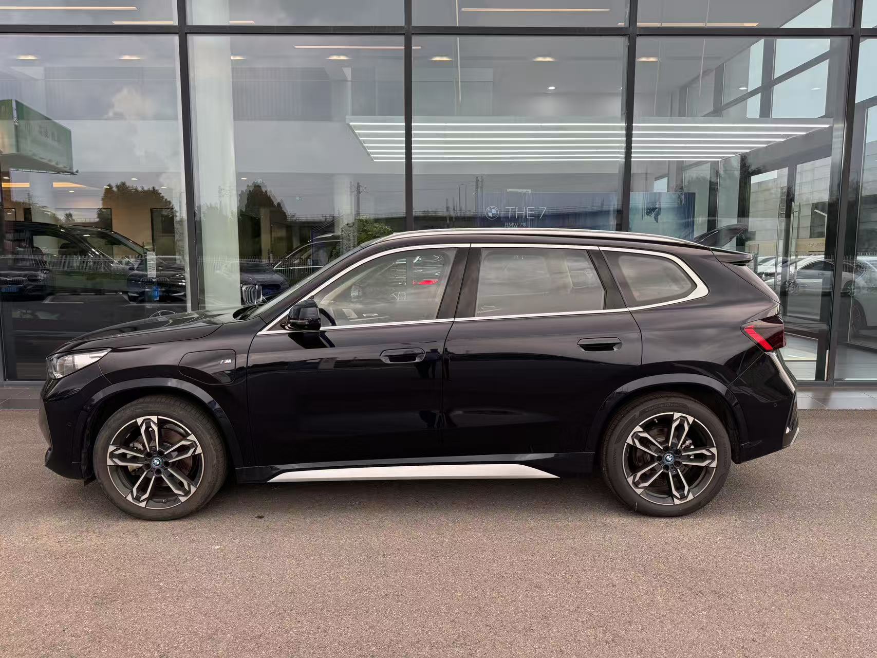 BMW iX1 2023 car image #2