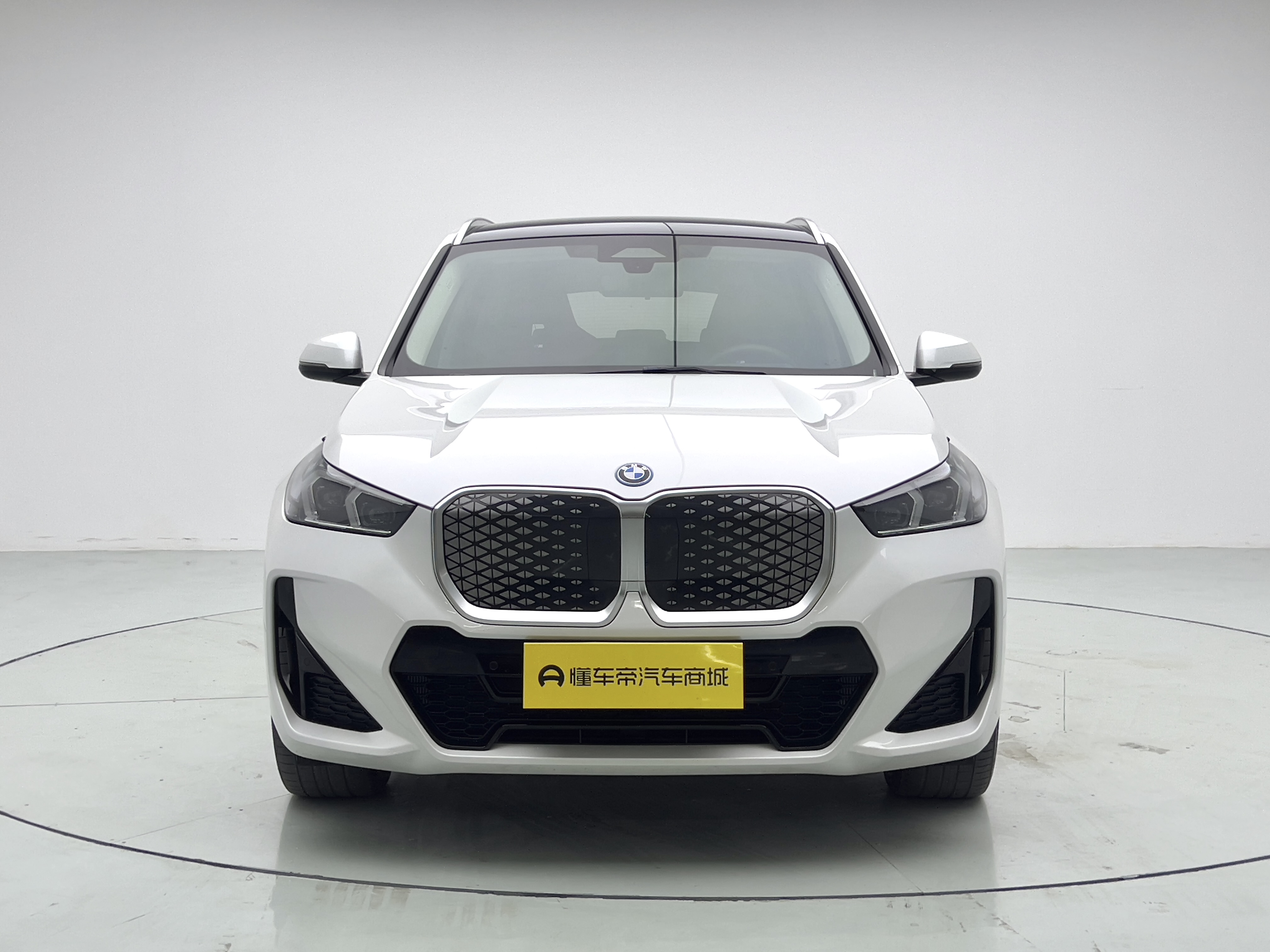 BMW iX1 2023 car image #2