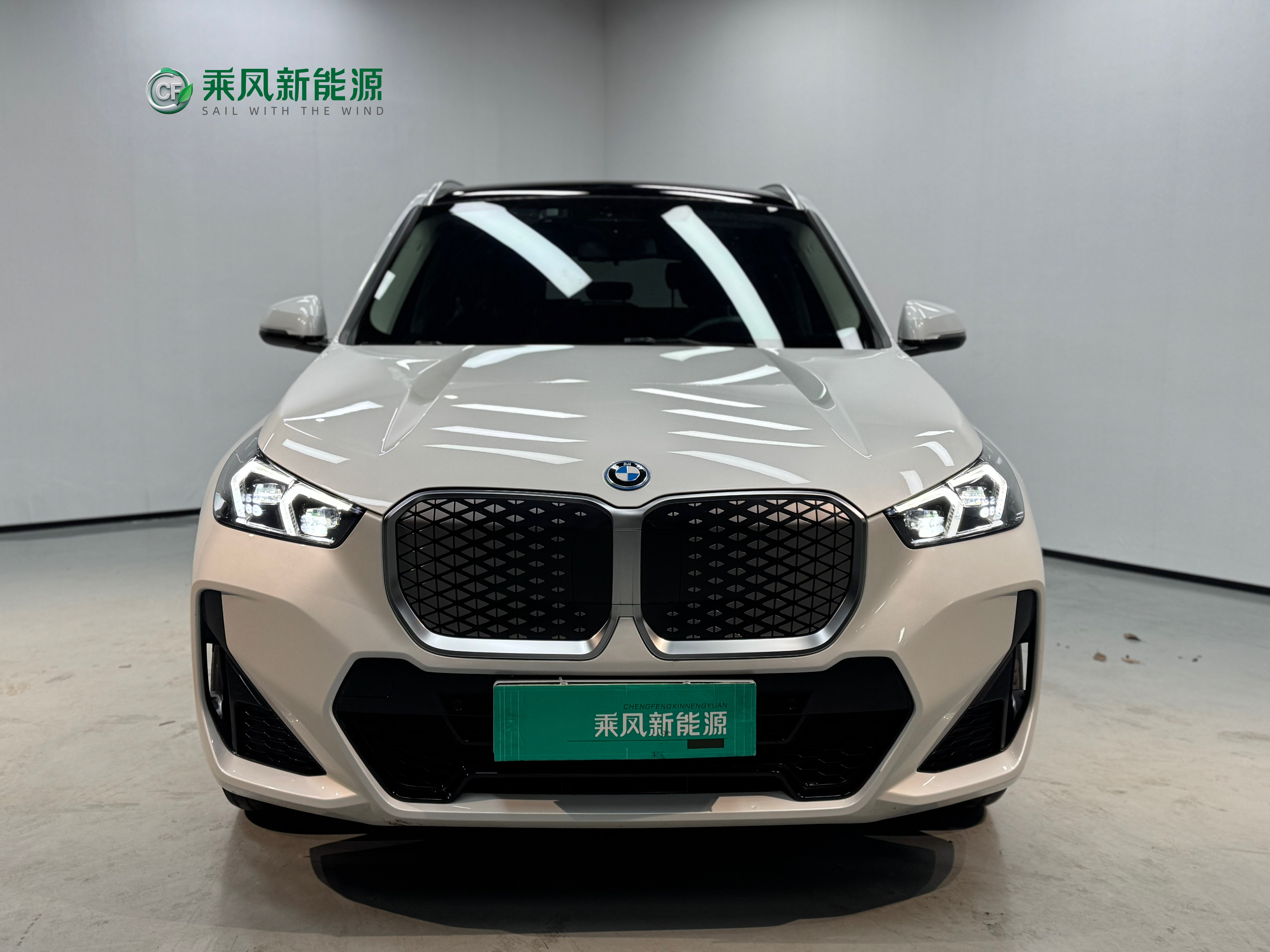 BMW iX1 2024 car image #2