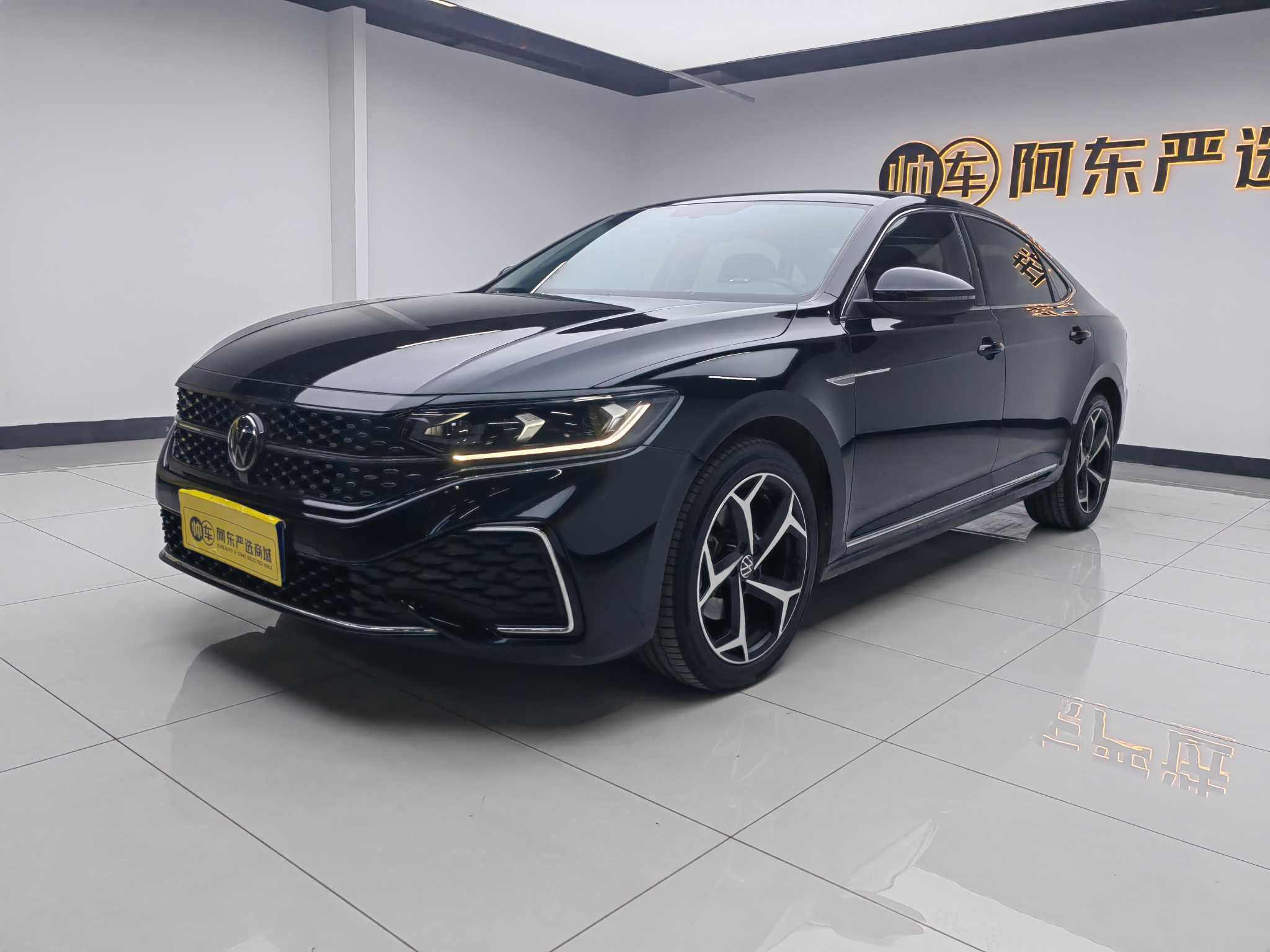 Volkswagen Passat 2023 car image #2