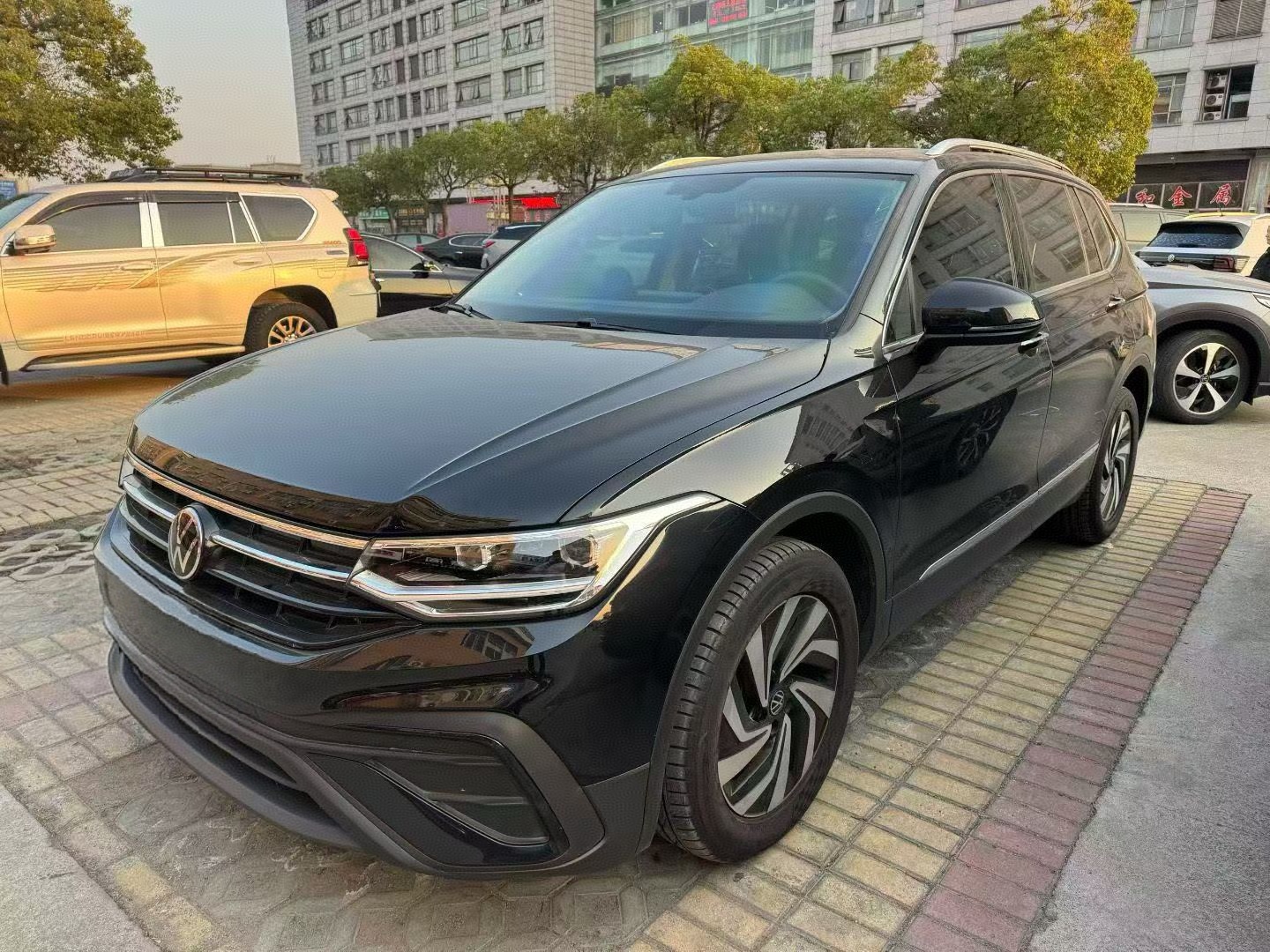 Volkswagen Tiguan L 2025 car image #2