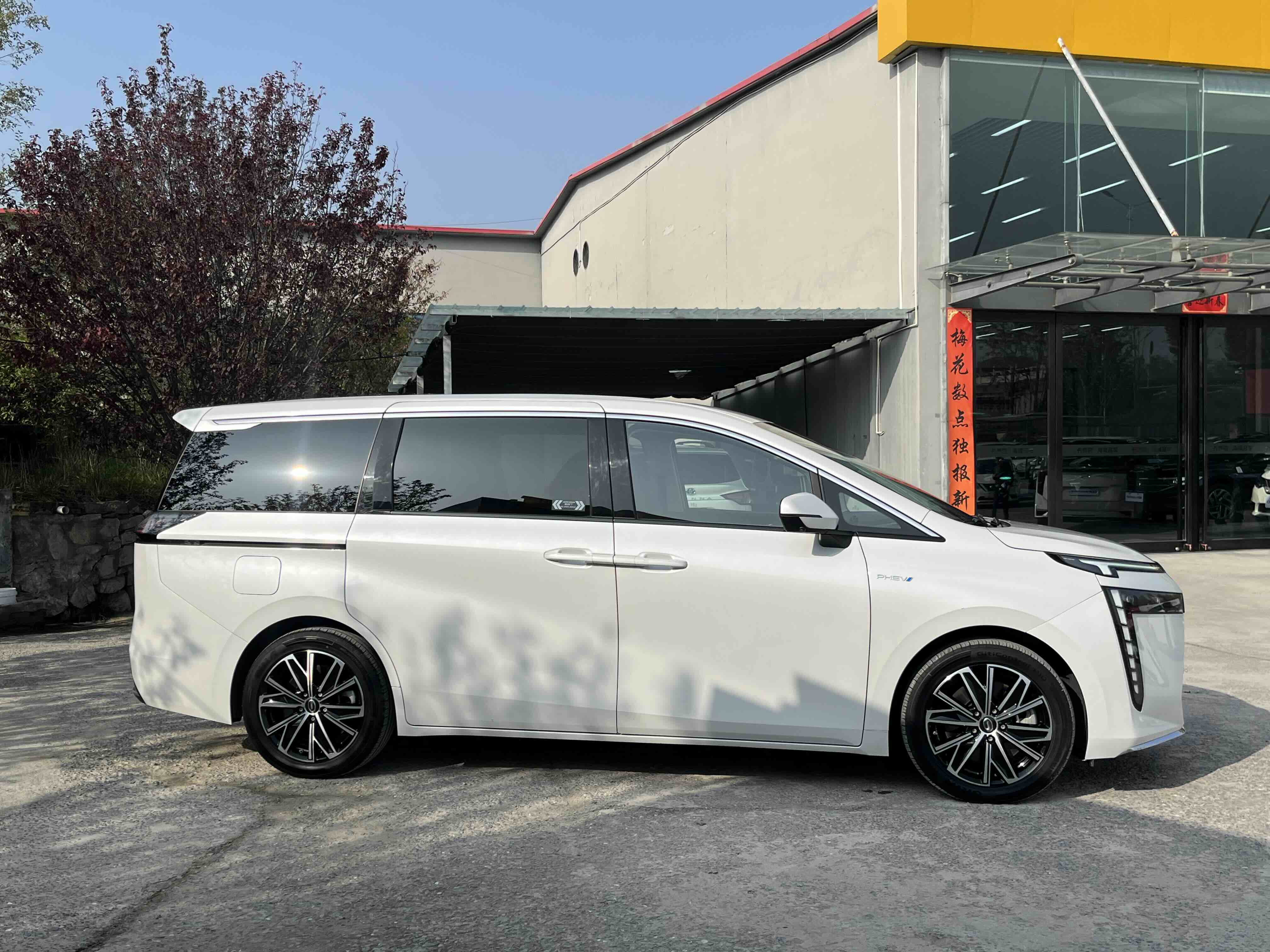 GAC Trumpchi E8 New Energy 2024 car image #2