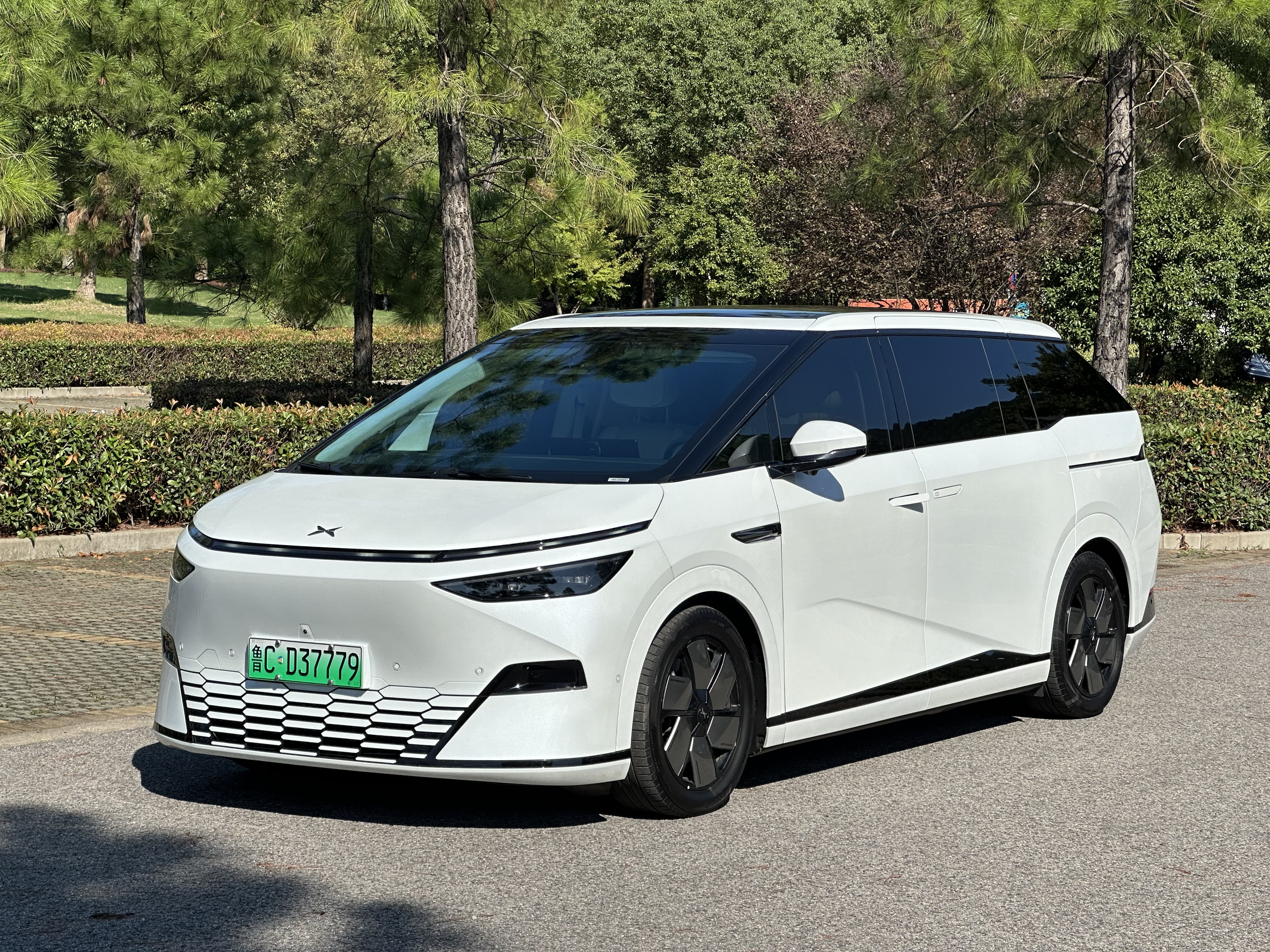 Xpeng X9 2024 immagine di auto #2