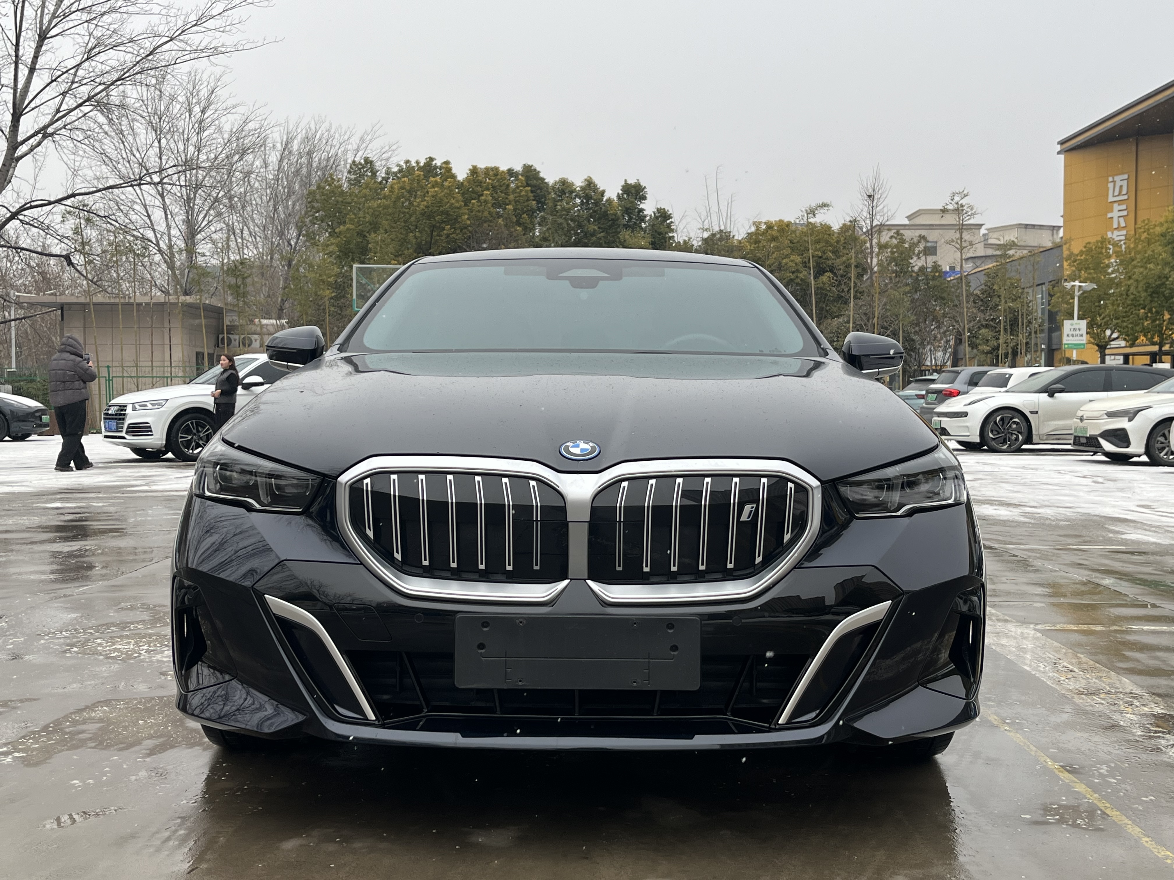 BMW i5 2024 car image #2