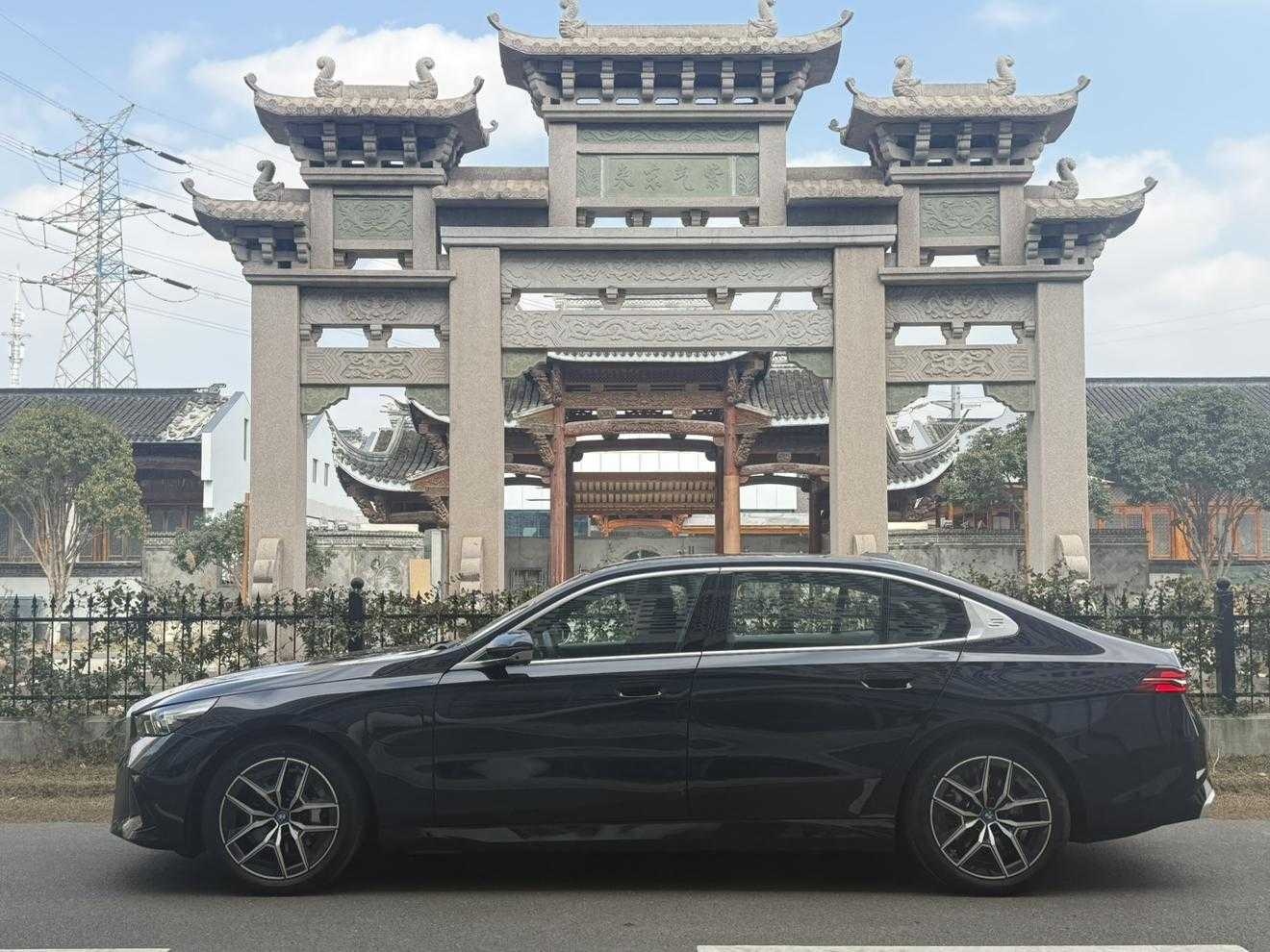 BMW i5 2025 car image #2