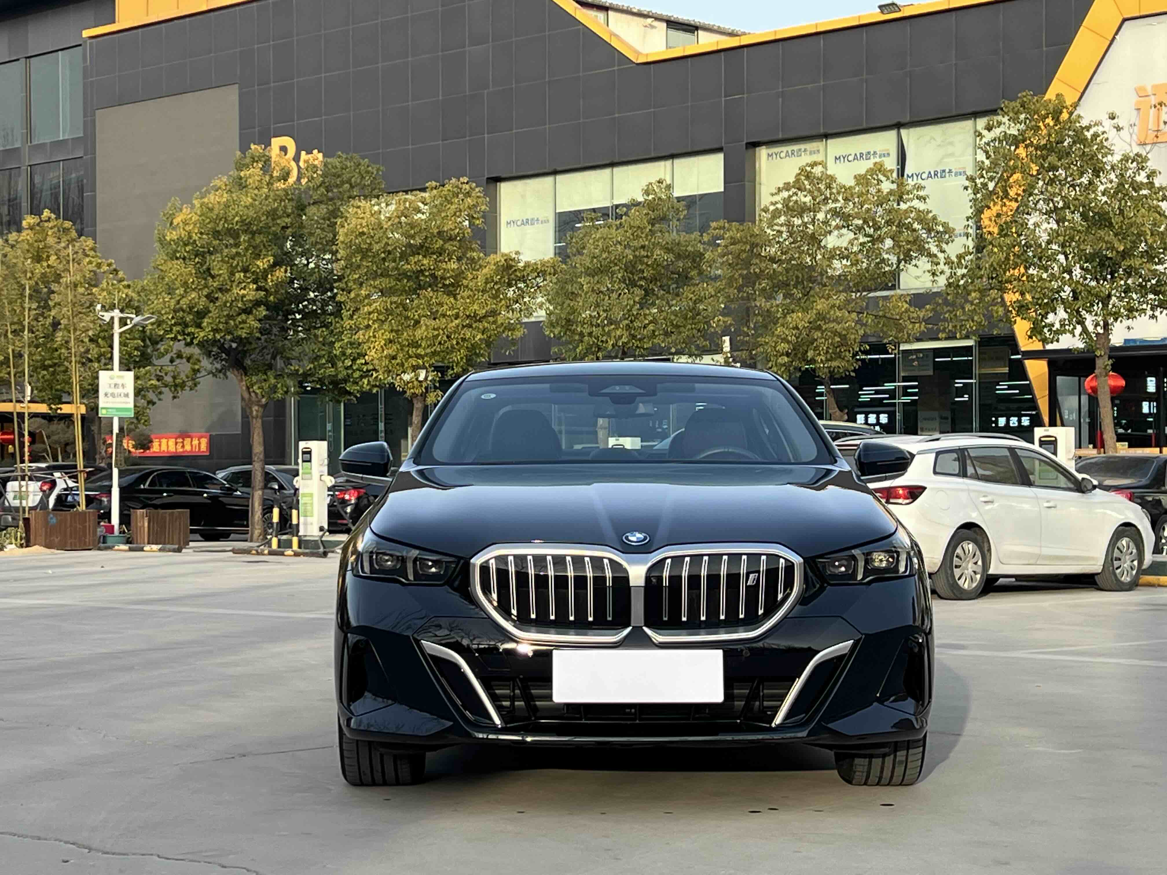 BMW i5 2025 car image #2